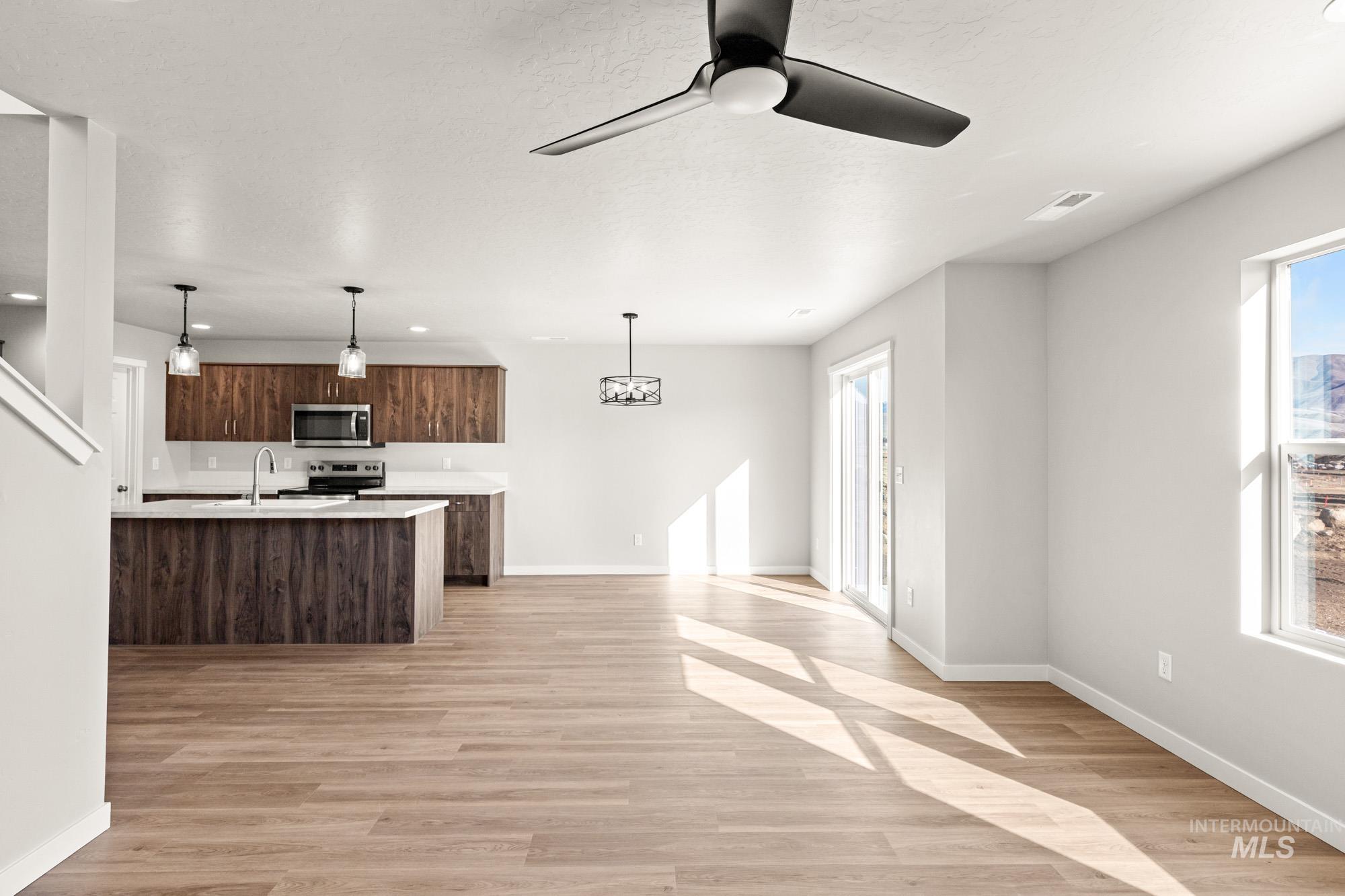 401 Reindeer Ave, Horseshoe Bend, Idaho 83629, 3 Bedrooms, 2.5 Bathrooms, Residential For Sale, Price $352,990,MLS 98973287