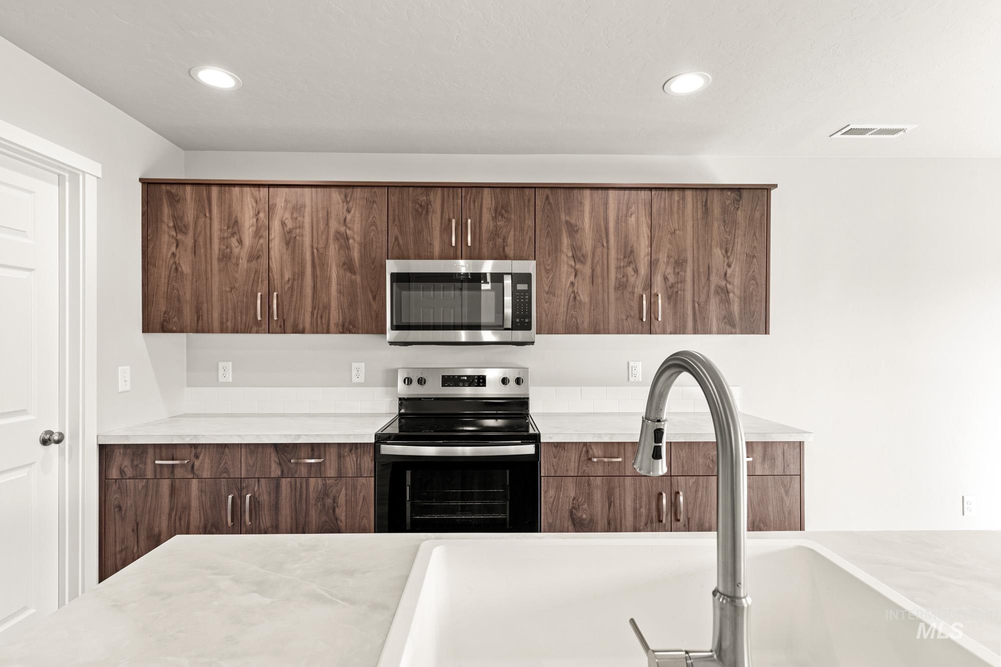 401 Reindeer Ave, Horseshoe Bend, Idaho 83629, 3 Bedrooms, 2.5 Bathrooms, Residential For Sale, Price $352,990,MLS 98973287