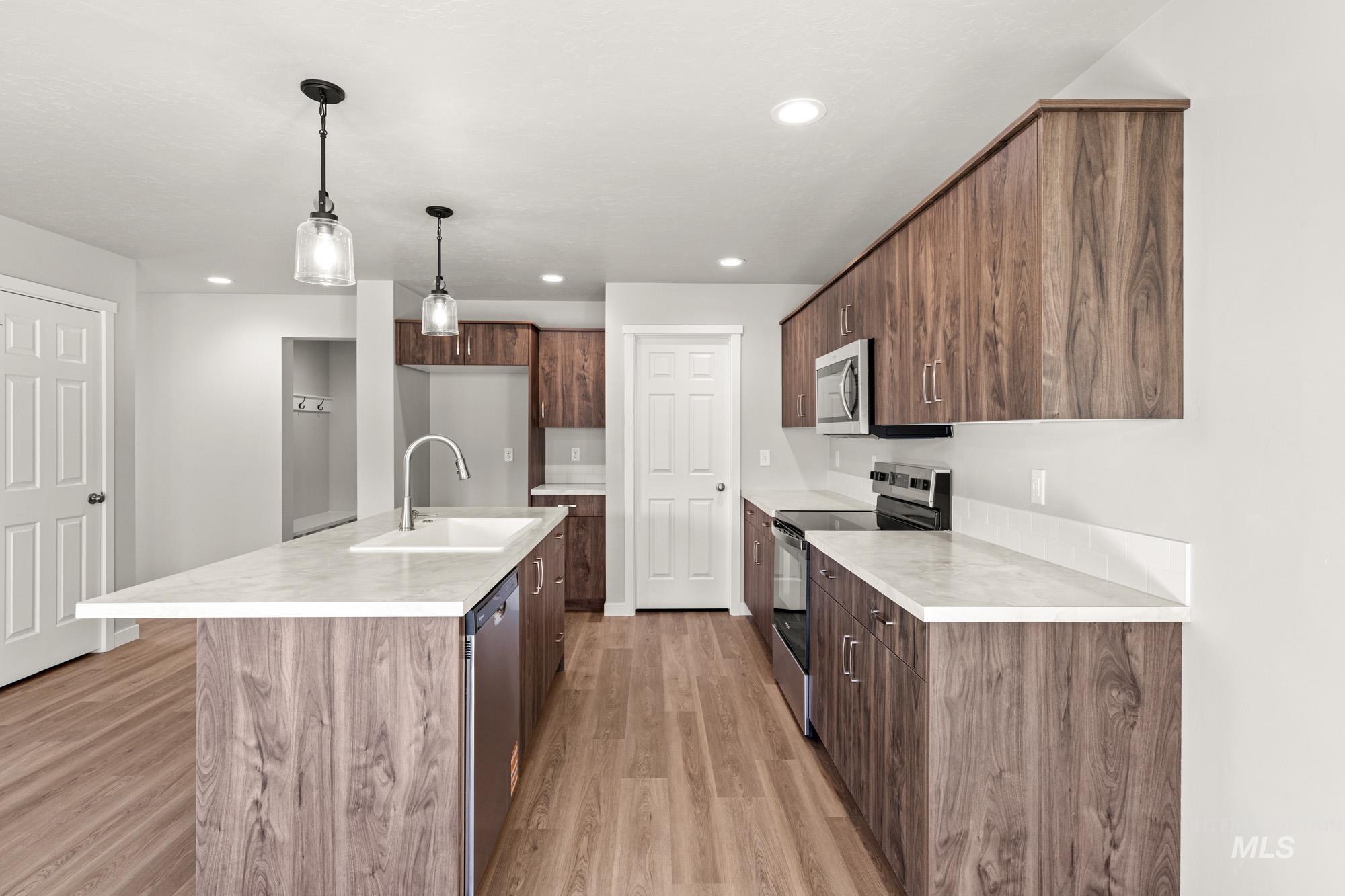 401 Reindeer Ave, Horseshoe Bend, Idaho 83629, 3 Bedrooms, 2.5 Bathrooms, Residential For Sale, Price $352,990,MLS 98973287