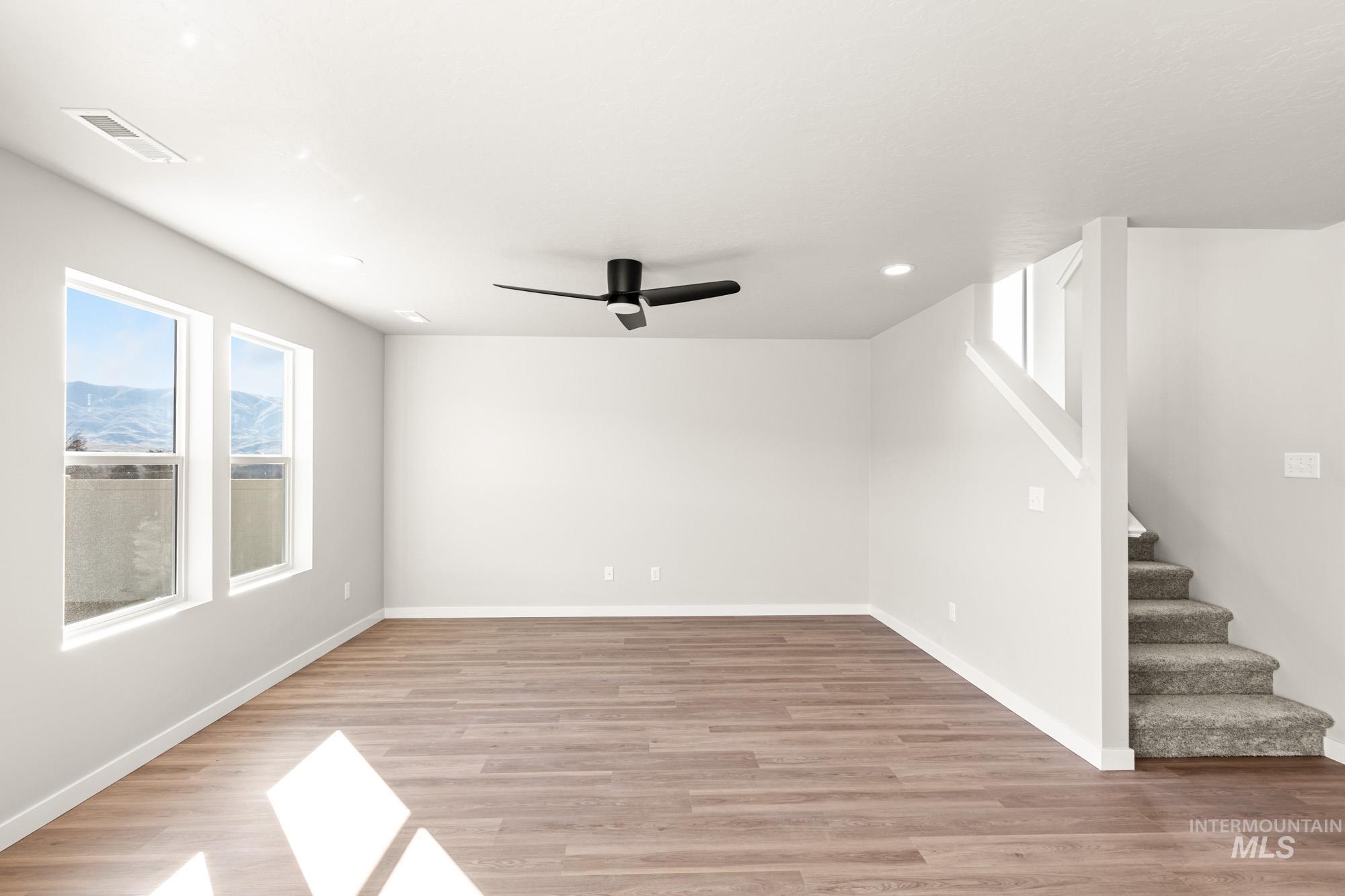 401 Reindeer Ave, Horseshoe Bend, Idaho 83629, 3 Bedrooms, 2.5 Bathrooms, Residential For Sale, Price $352,990,MLS 98973287