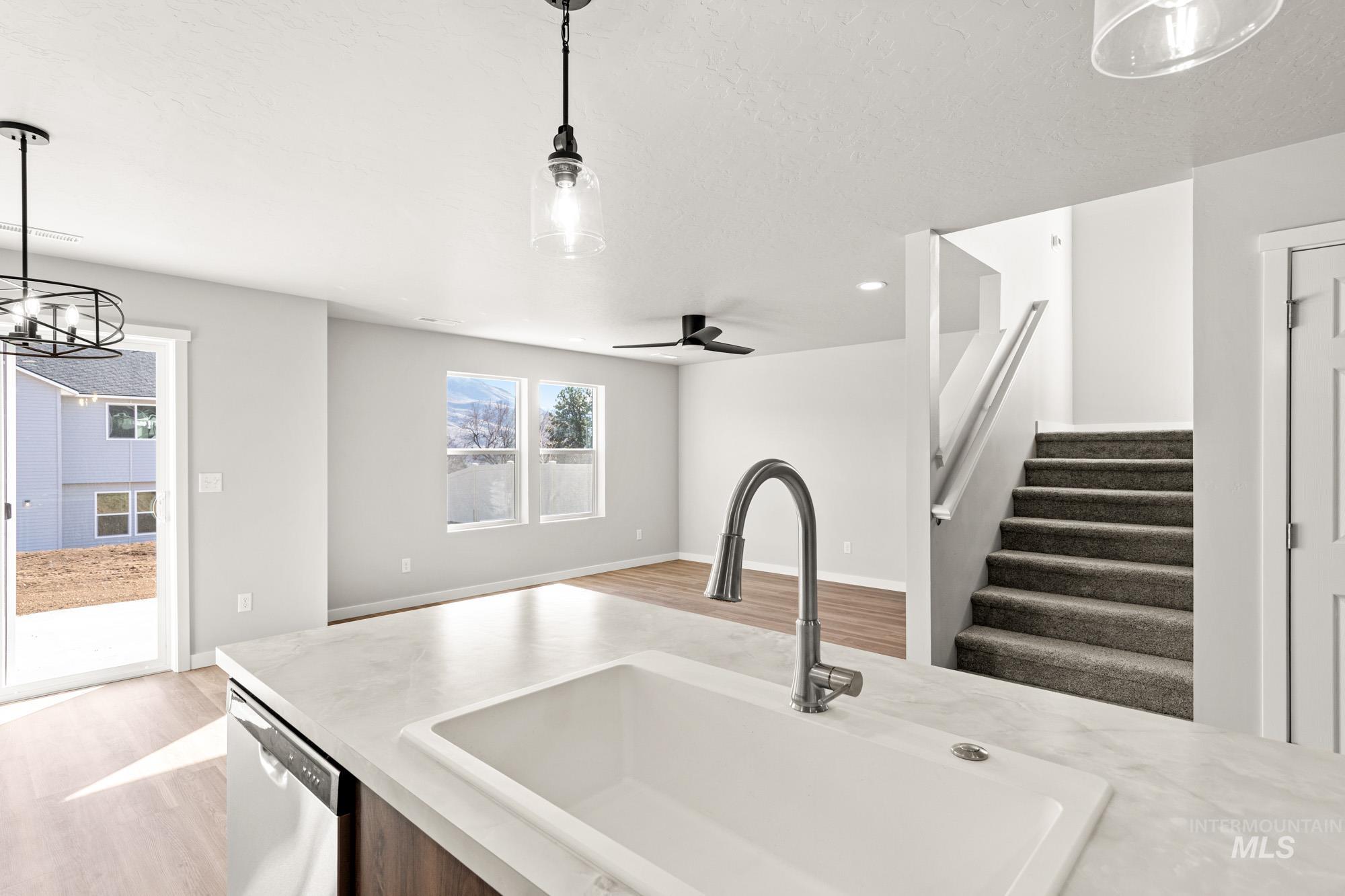 401 Reindeer Ave, Horseshoe Bend, Idaho 83629, 3 Bedrooms, 2.5 Bathrooms, Residential For Sale, Price $352,990,MLS 98973287