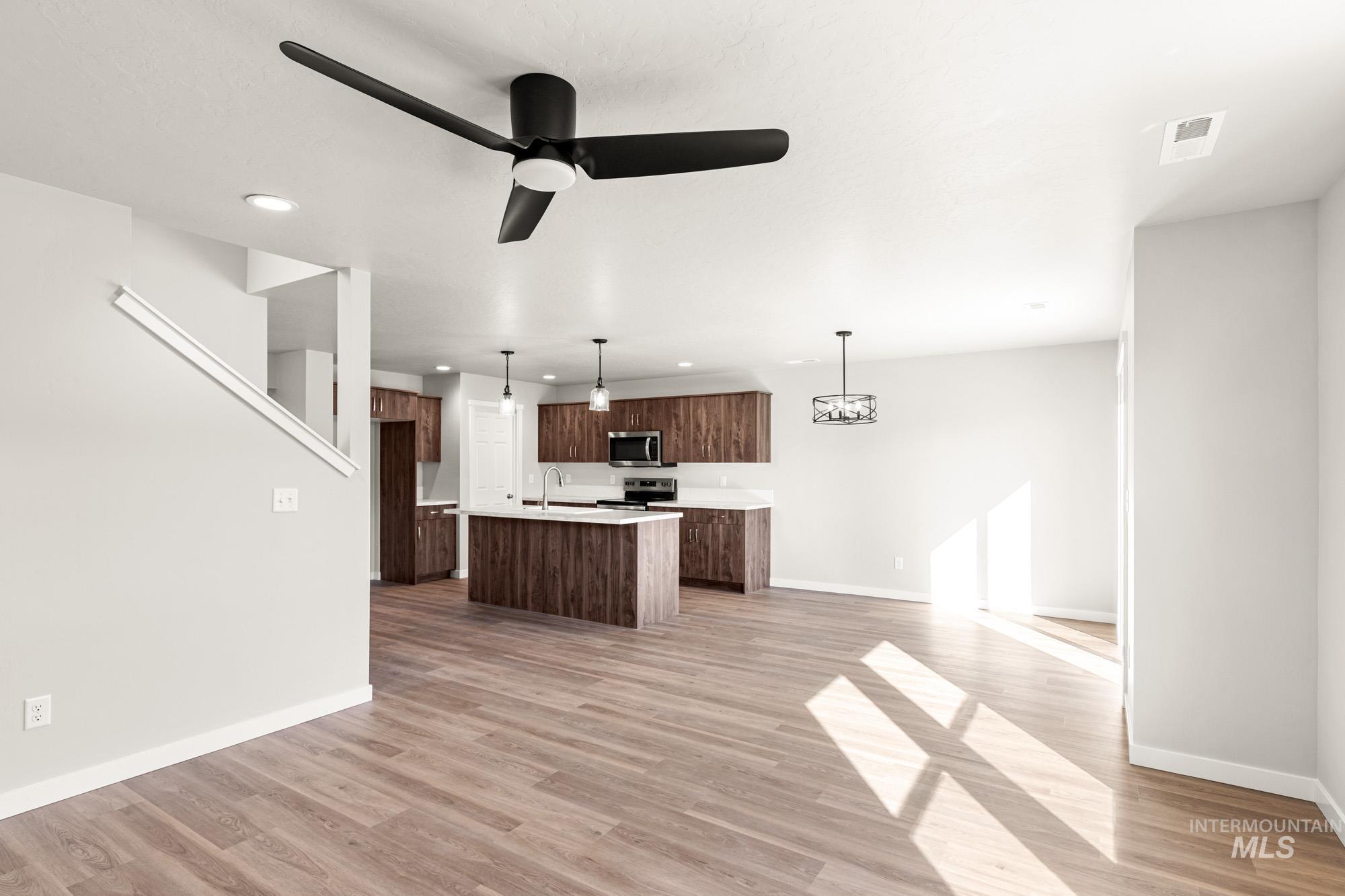 401 Reindeer Ave, Horseshoe Bend, Idaho 83629, 3 Bedrooms, 2.5 Bathrooms, Residential For Sale, Price $352,990,MLS 98973287