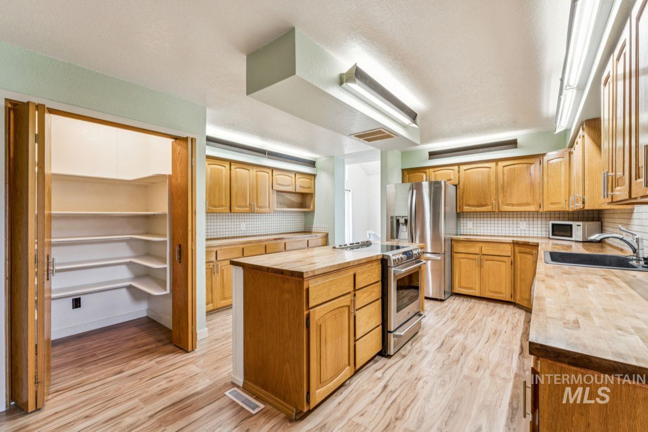 811 N Horton St, Nampa, Idaho 83651, 3 Bedrooms, 3 Bathrooms, Residential For Sale, Price $548,900,MLS 98973297