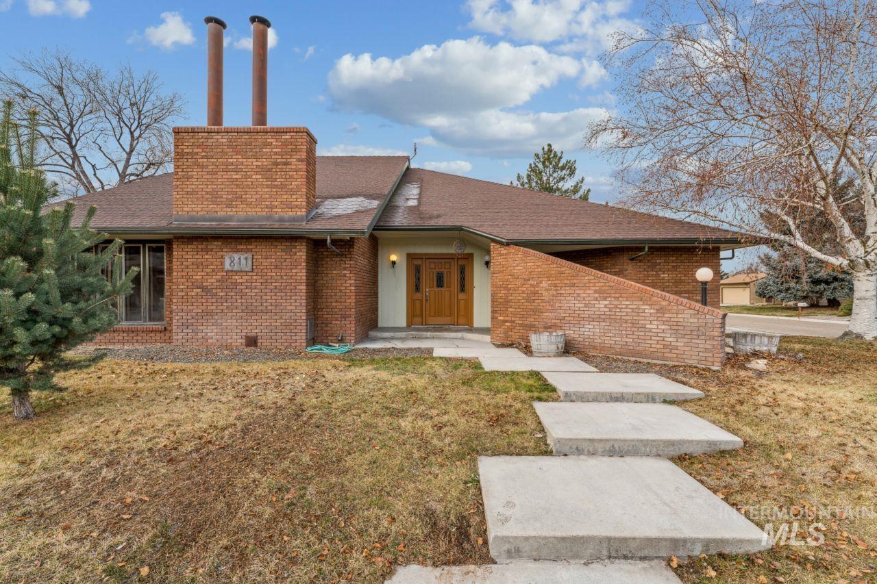 811 N Horton St, Nampa, Idaho 83651, 3 Bedrooms, 3 Bathrooms, Residential For Sale, Price $548,900,MLS 98973297