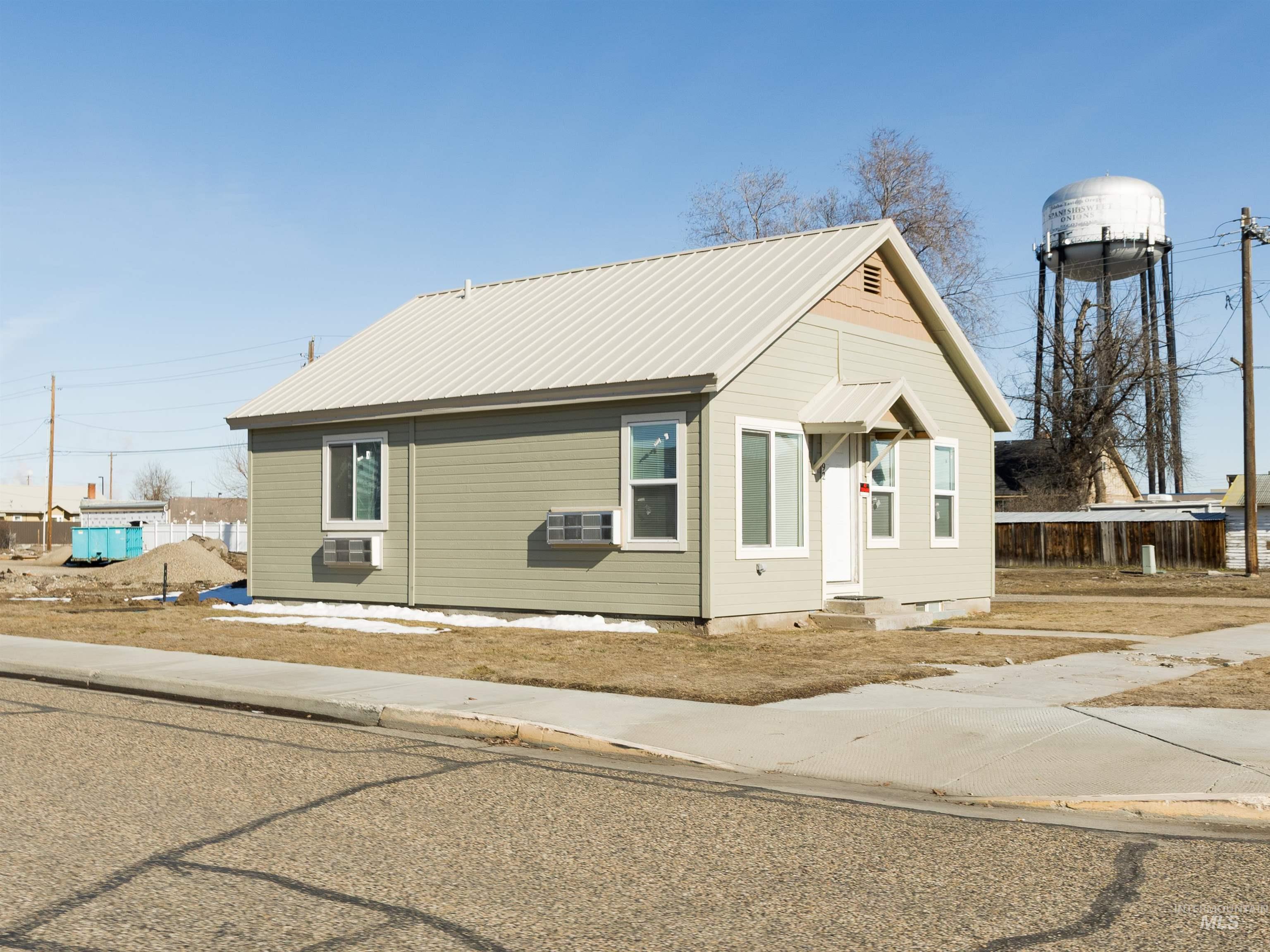 92 NW 2nd Ave, Ontario, Oregon 97914, 2 Bedrooms, 1 Bathroom, Rental For Rent, Price $1,195,MLS 98973305