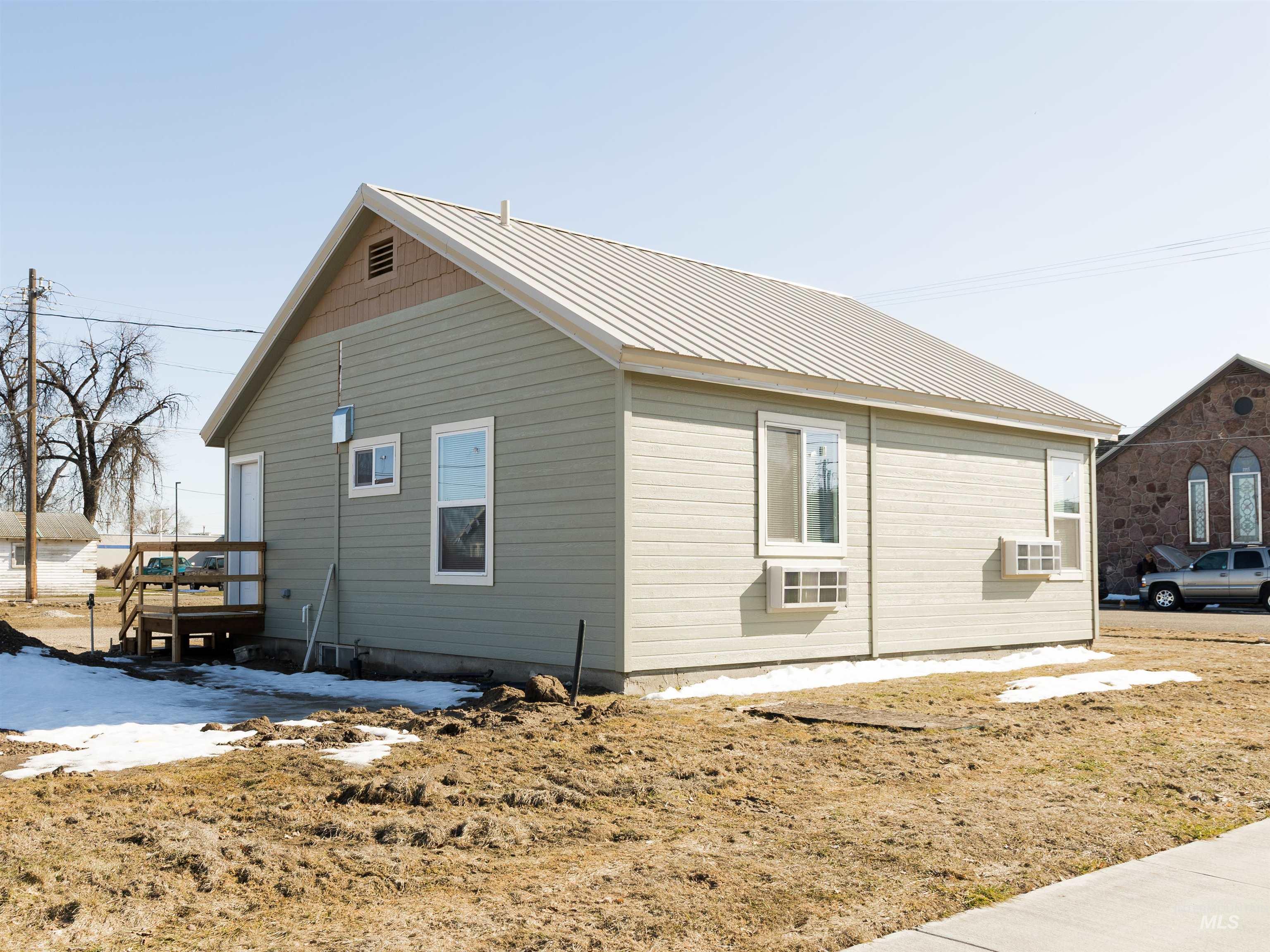 92 NW 2nd Ave, Ontario, Oregon 97914, 2 Bedrooms, 1 Bathroom, Rental For Rent, Price $1,195,MLS 98973305