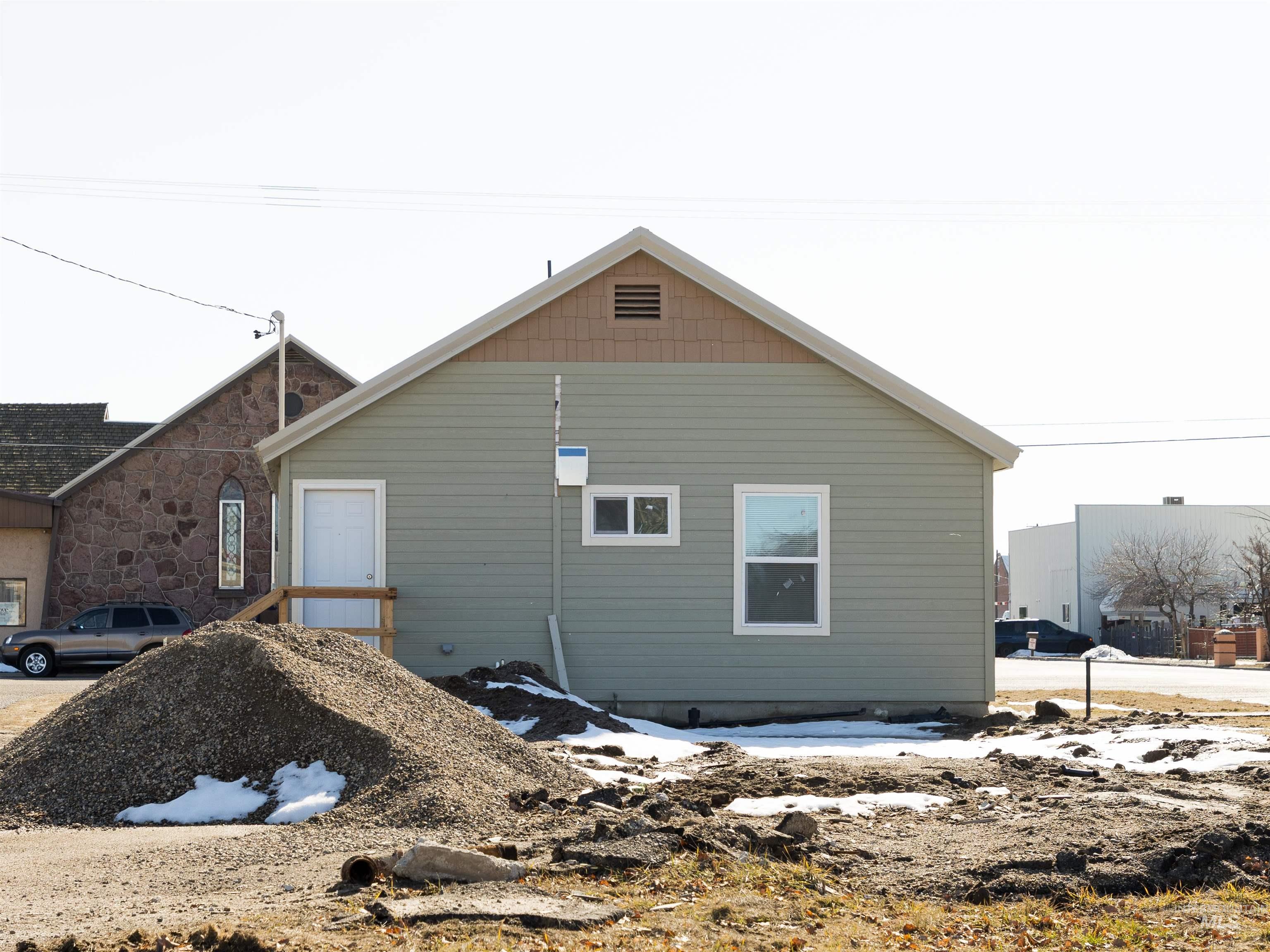 92 NW 2nd Ave, Ontario, Oregon 97914, 2 Bedrooms, 1 Bathroom, Rental For Rent, Price $1,195,MLS 98973305