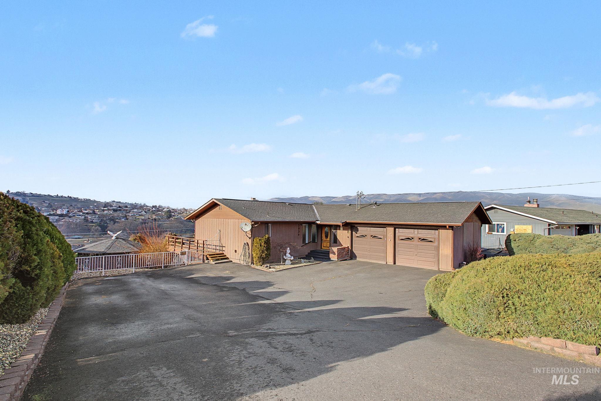 3024 Meadowlark Drive, Lewiston, Idaho 83501, 4 Bedrooms, 3 Bathrooms, Residential For Sale, Price $479,900,MLS 98973317