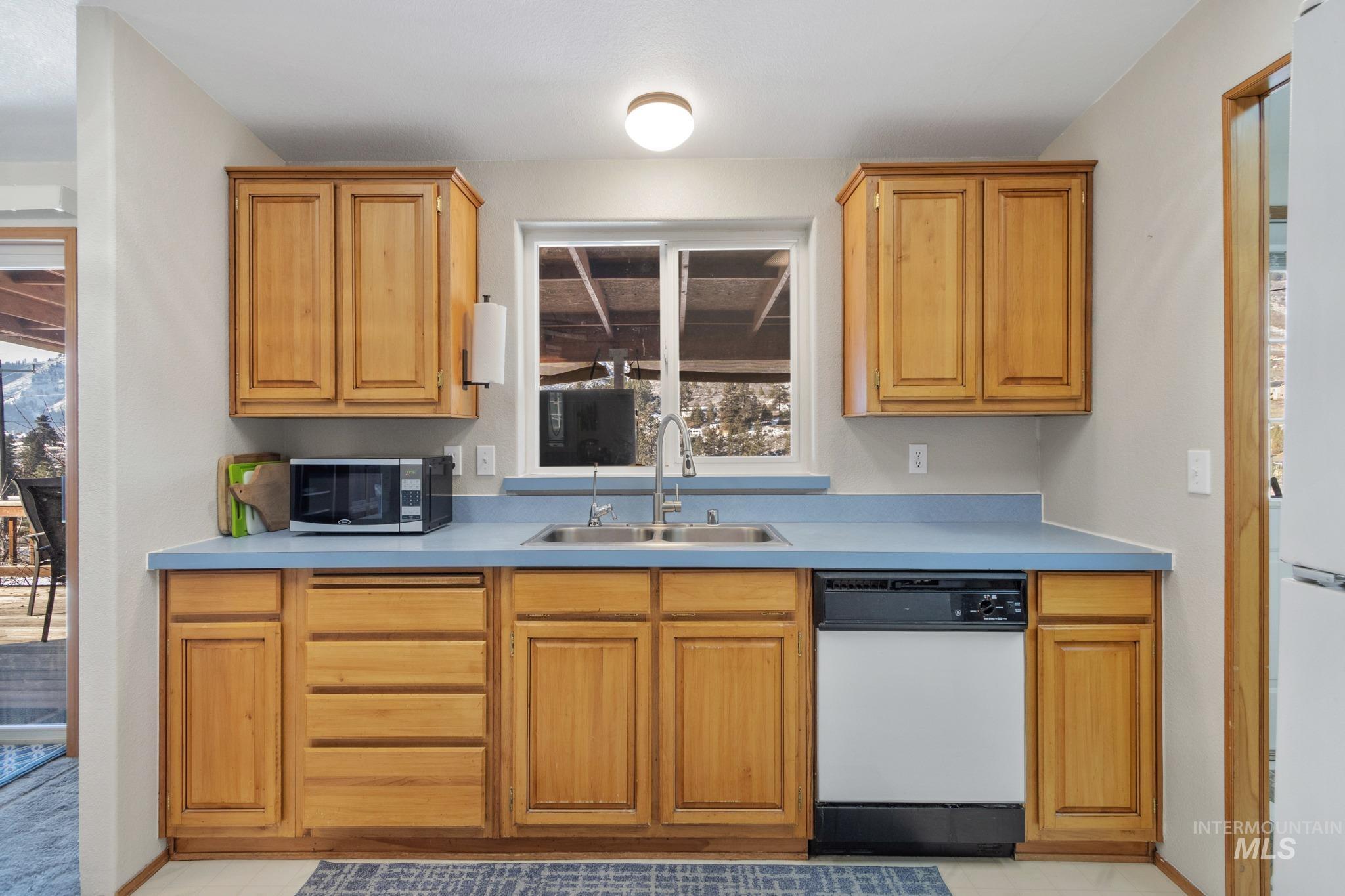 142 Mores Creek Rim Rd, Boise, Idaho 83716, 3 Bedrooms, 2 Bathrooms, Residential For Sale, Price $299,900,MLS 98973347