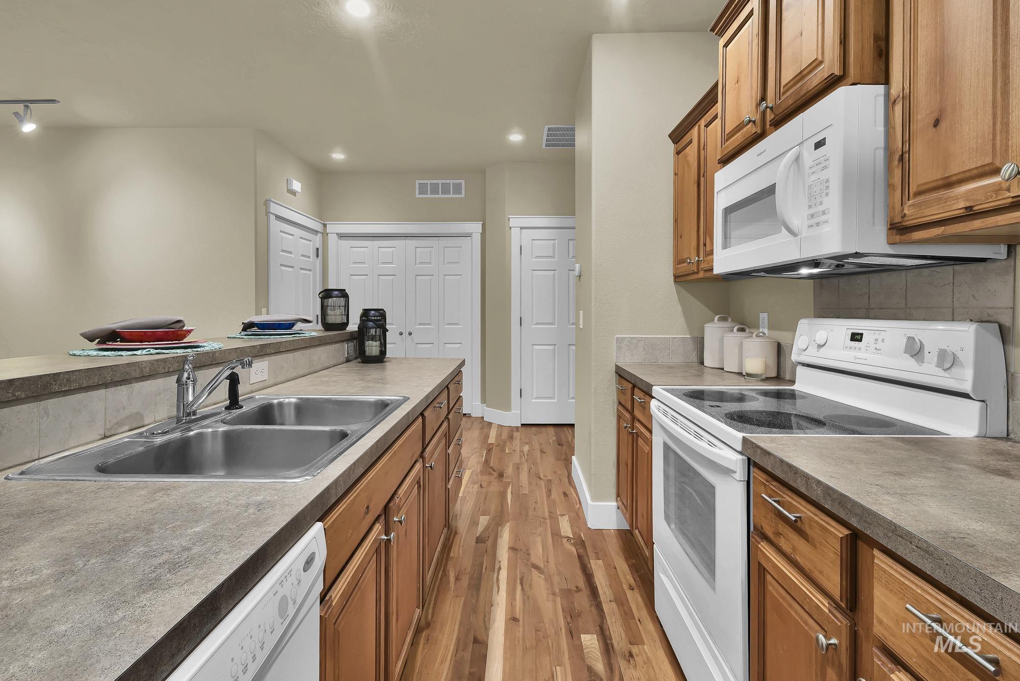 2324 Wood Springs Ave, Caldwell, Idaho 83605-5295, 2 Bedrooms, 2 Bathrooms, Residential For Sale, Price $309,995,MLS 98973376