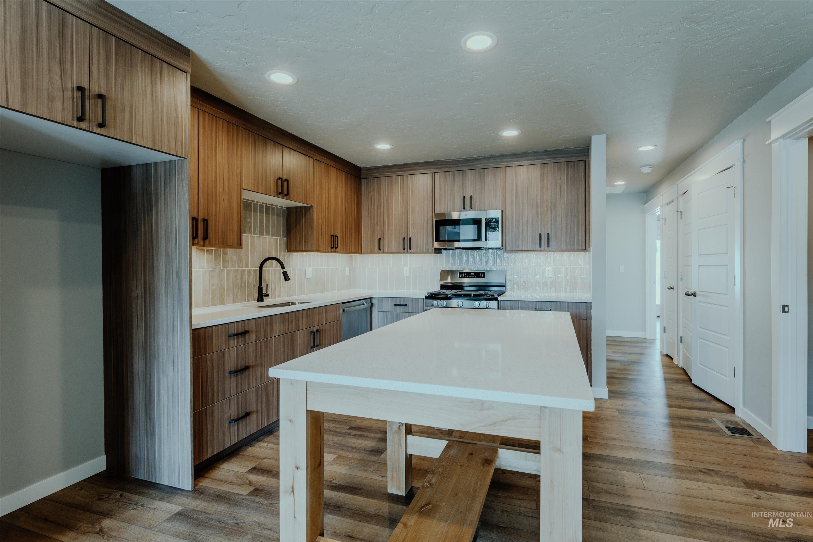 1233 Phillips Circle, Ontario, Oregon 97914-3905, 2 Bedrooms, 2 Bathrooms, Residential For Sale, Price $230,000,MLS 98973403