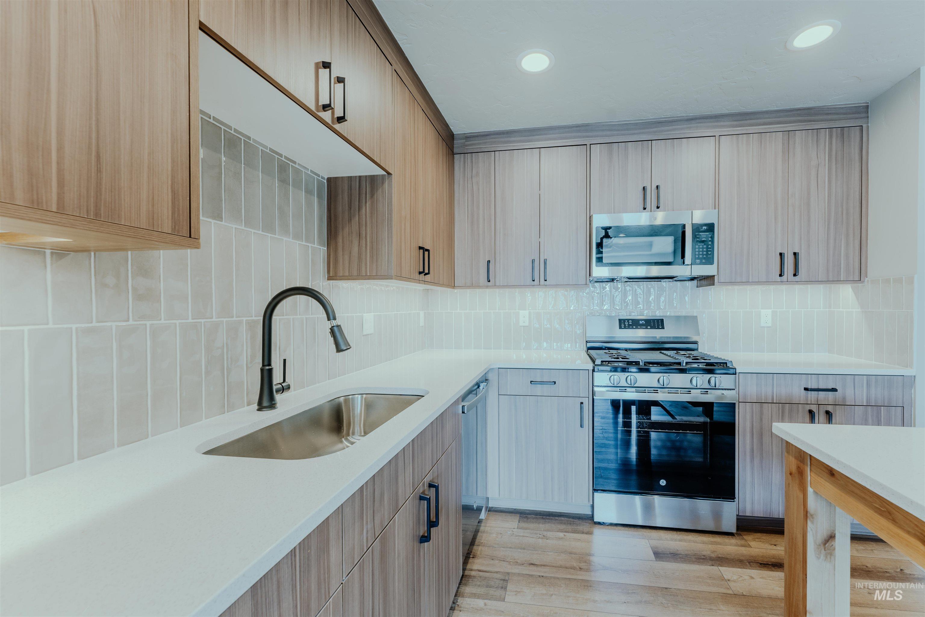 1233 Phillips Circle, Ontario, Oregon 97914-3905, 2 Bedrooms, 2 Bathrooms, Residential For Sale, Price $230,000,MLS 98973403