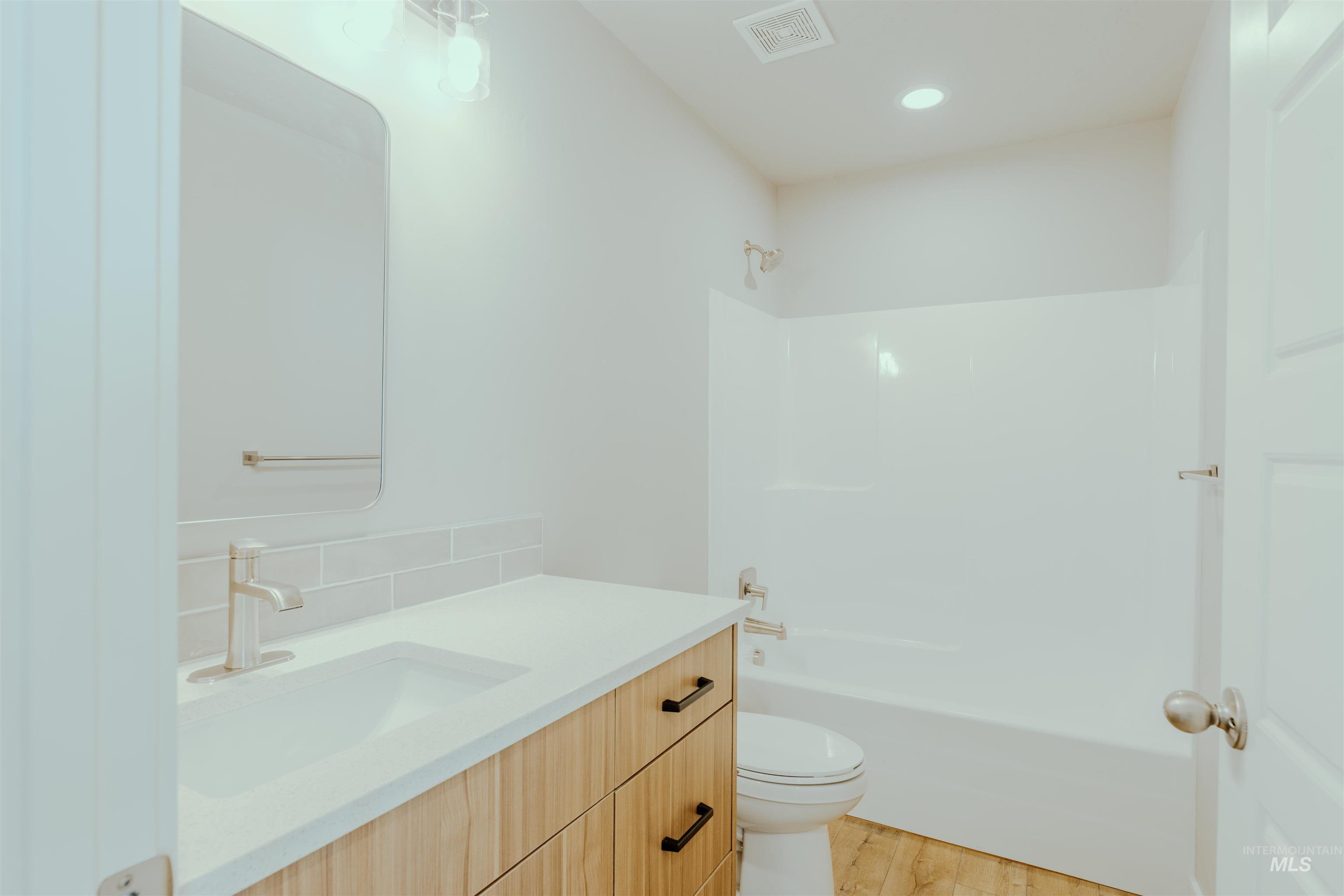 1233 Phillips Circle, Ontario, Oregon 97914-3905, 2 Bedrooms, 2 Bathrooms, Residential For Sale, Price $230,000,MLS 98973403