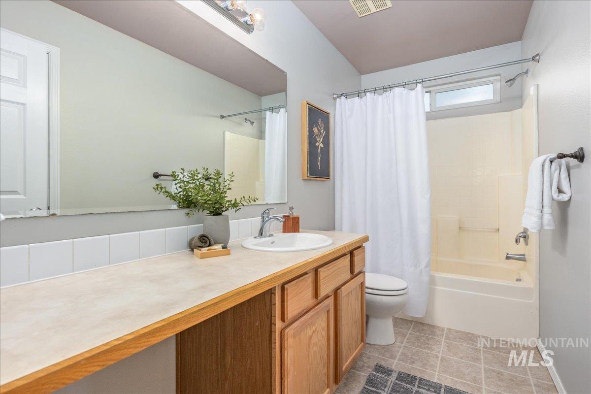 17282 N Ronan Avenue, Nampa, Idaho 83687, 4 Bedrooms, 2.5 Bathrooms, Residential For Sale, Price $439,900,MLS 98973414