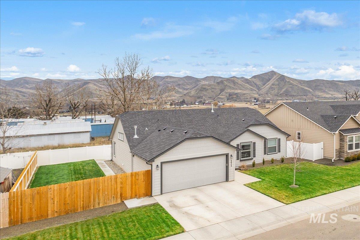 171 S Fuji Ave, Emmett, Idaho 83617, 4 Bedrooms, 2 Bathrooms, Residential For Sale, Price $459,000,MLS 98973422