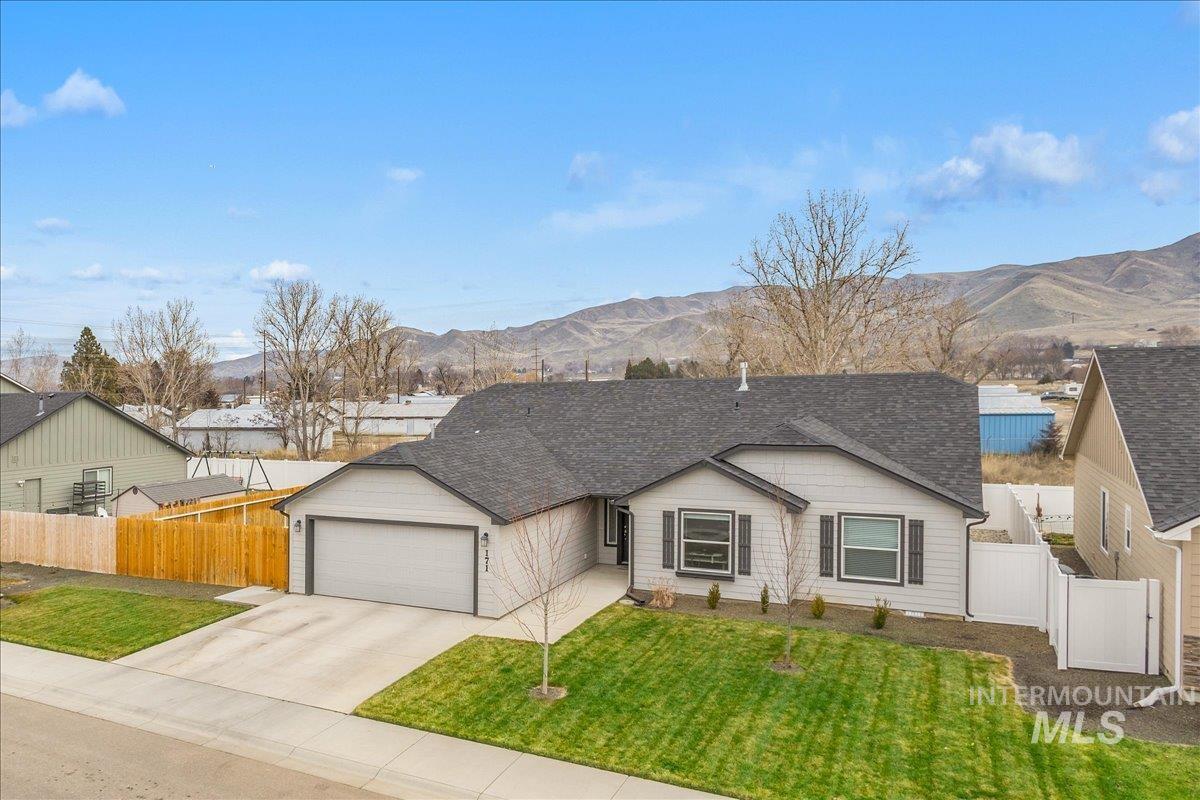 171 S Fuji Ave, Emmett, Idaho 83617, 4 Bedrooms, 2 Bathrooms, Residential For Sale, Price $459,000,MLS 98973422