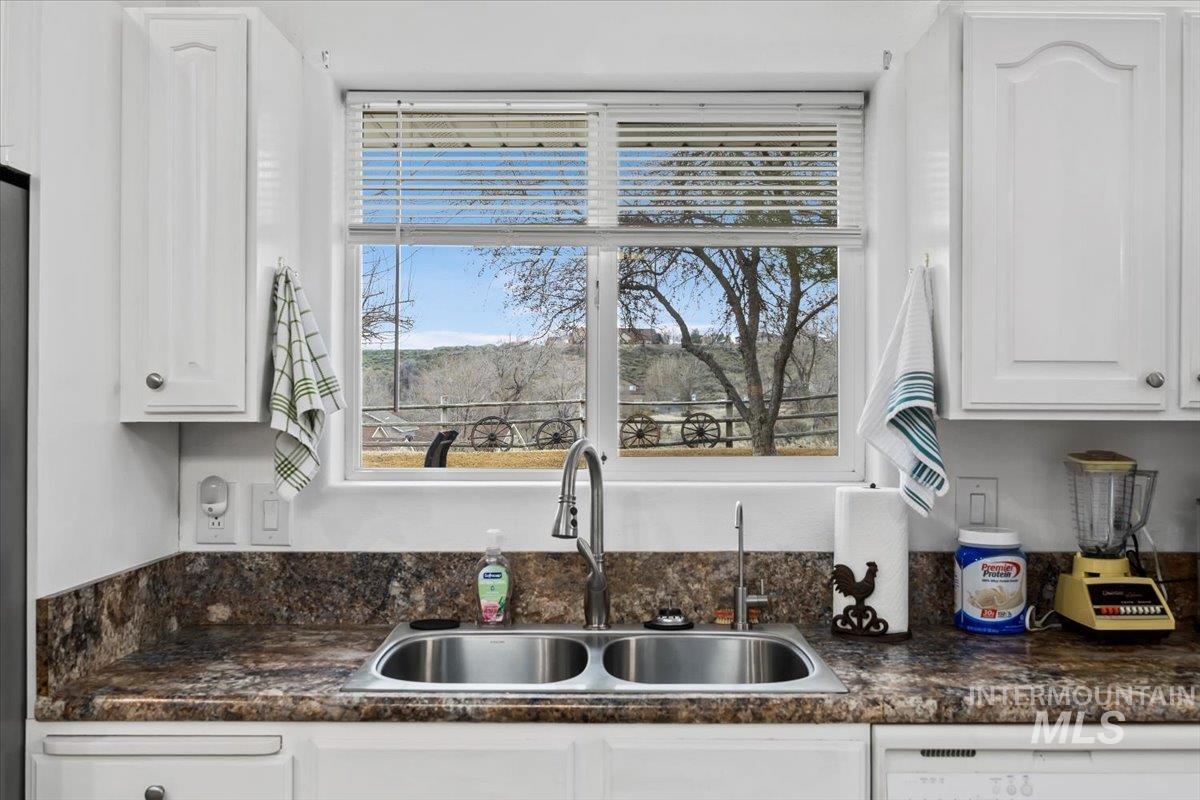 4519 Meadow Cir, Buhl, Idaho 83316, 3 Bedrooms, 2.5 Bathrooms, Residential For Sale, Price $449,000,MLS 98973437