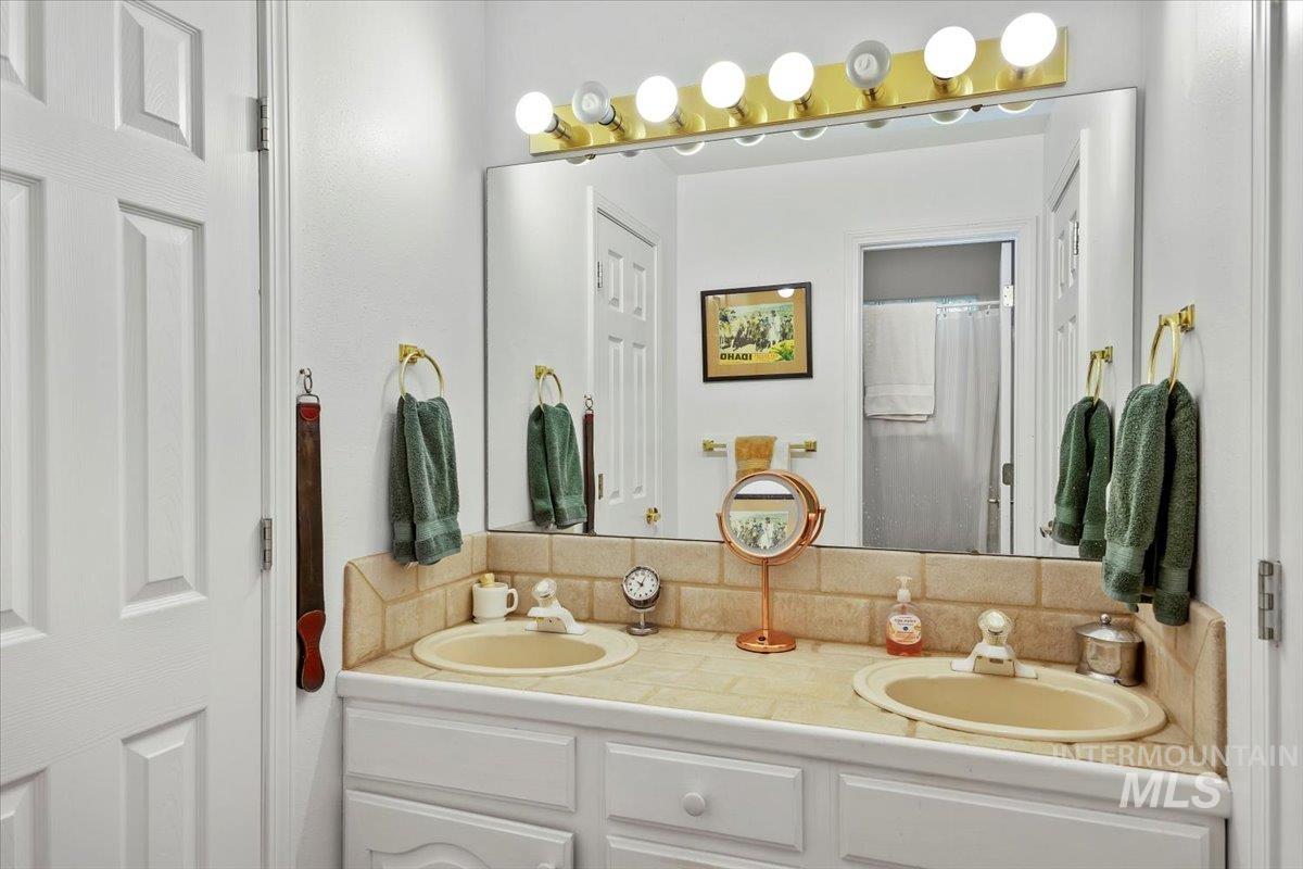 4519 Meadow Cir, Buhl, Idaho 83316, 3 Bedrooms, 2.5 Bathrooms, Residential For Sale, Price $449,000,MLS 98973437