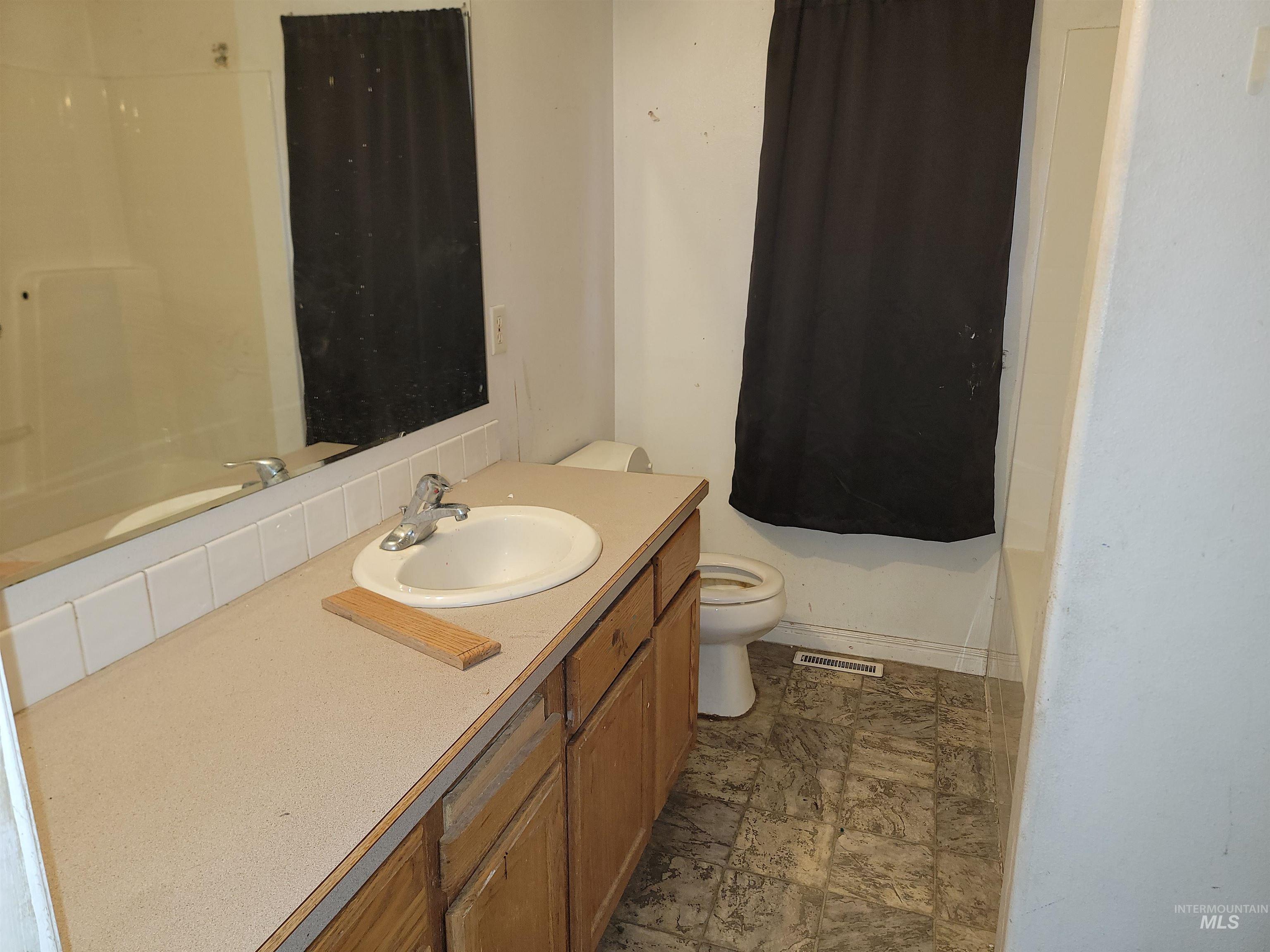 1324 -1328 N Flamingo Ct, Nampa, Idaho 83651-2037, 3 Bedrooms, 2 Bathrooms, Residential Income For Sale, Price $349,000,MLS 98973467