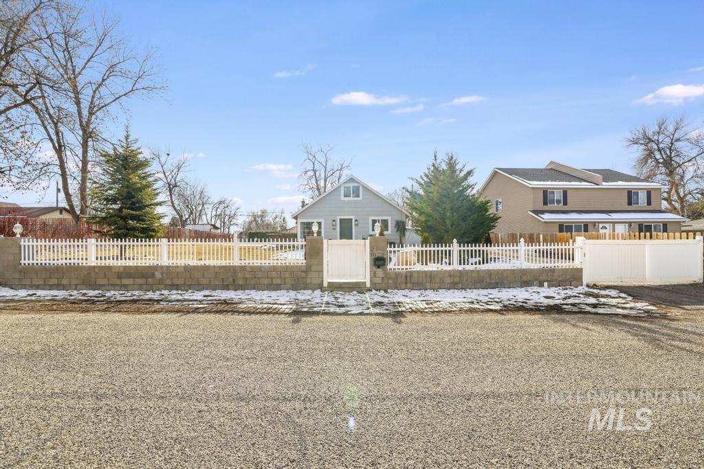 321 6th Ave W, Jerome, Idaho 83338, 2 Bedrooms, 2 Bathrooms, Residential For Sale, Price $310,000,MLS 98973468