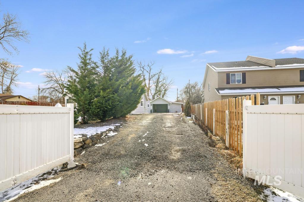 321 6th Ave W, Jerome, Idaho 83338, 2 Bedrooms, 2 Bathrooms, Residential For Sale, Price $310,000,MLS 98973468