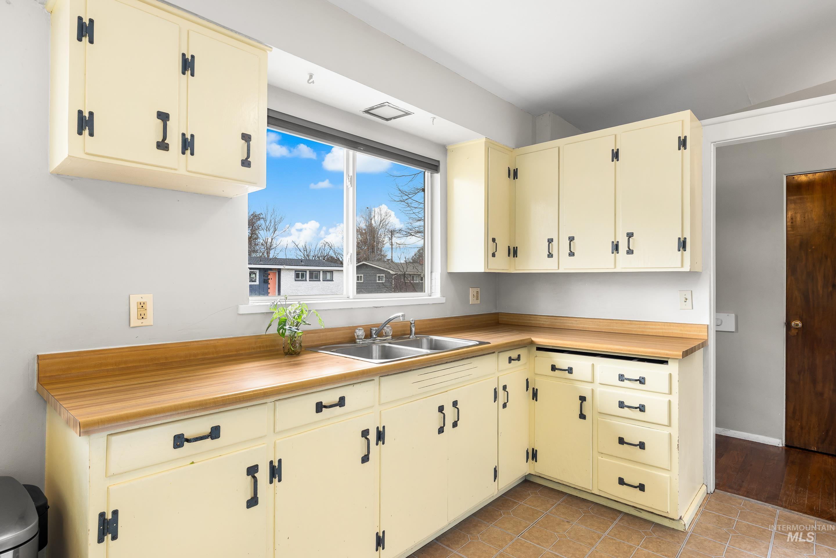 2824 W Kathryn St, Boise, Idaho 83705, 3 Bedrooms, 1 Bathroom, Residential For Sale, Price $360,000,MLS 98973477