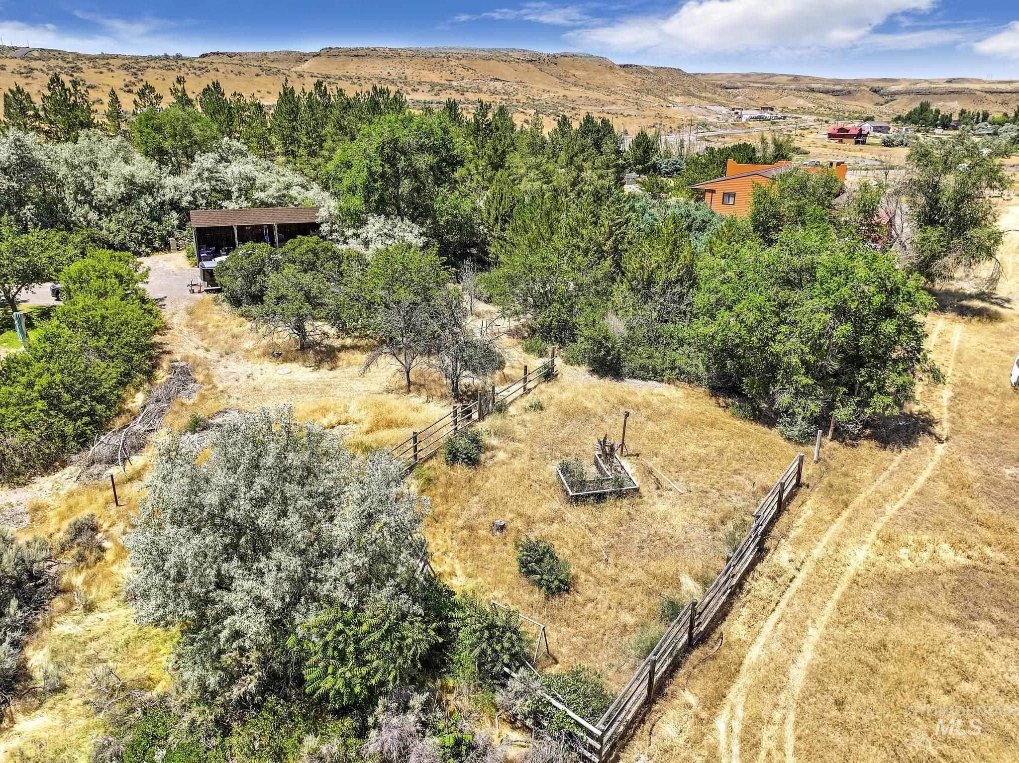 4806 Salmon Creek Dr, Buhl, Idaho 83316-0000, 4 Bedrooms, 2.5 Bathrooms, Residential For Sale, Price $680,000,MLS 98973482