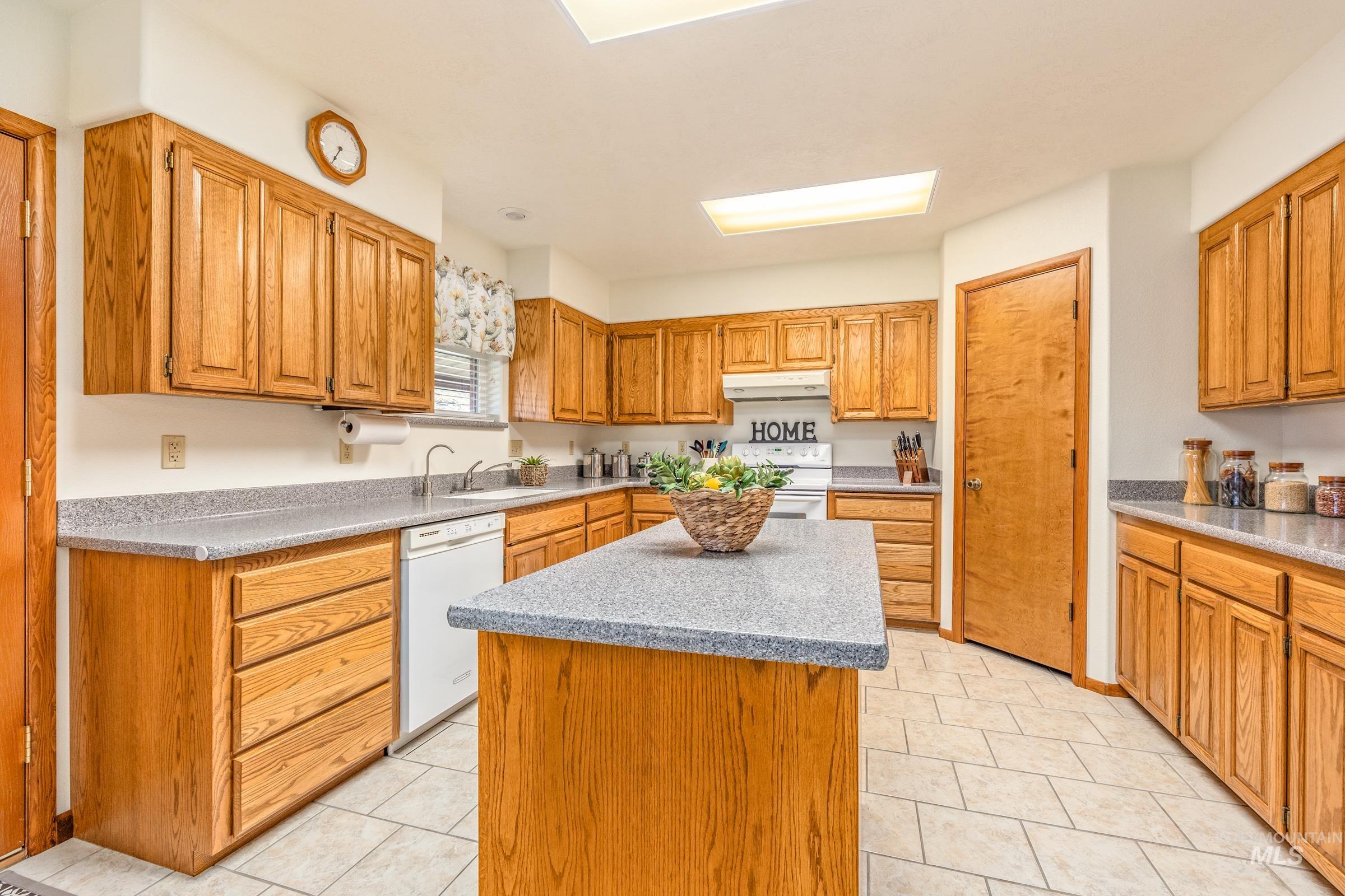 10514 Airpark Loop, Melba, Idaho 83641, 3 Bedrooms, 2 Bathrooms, Residential For Sale, Price $795,000,MLS 98973484