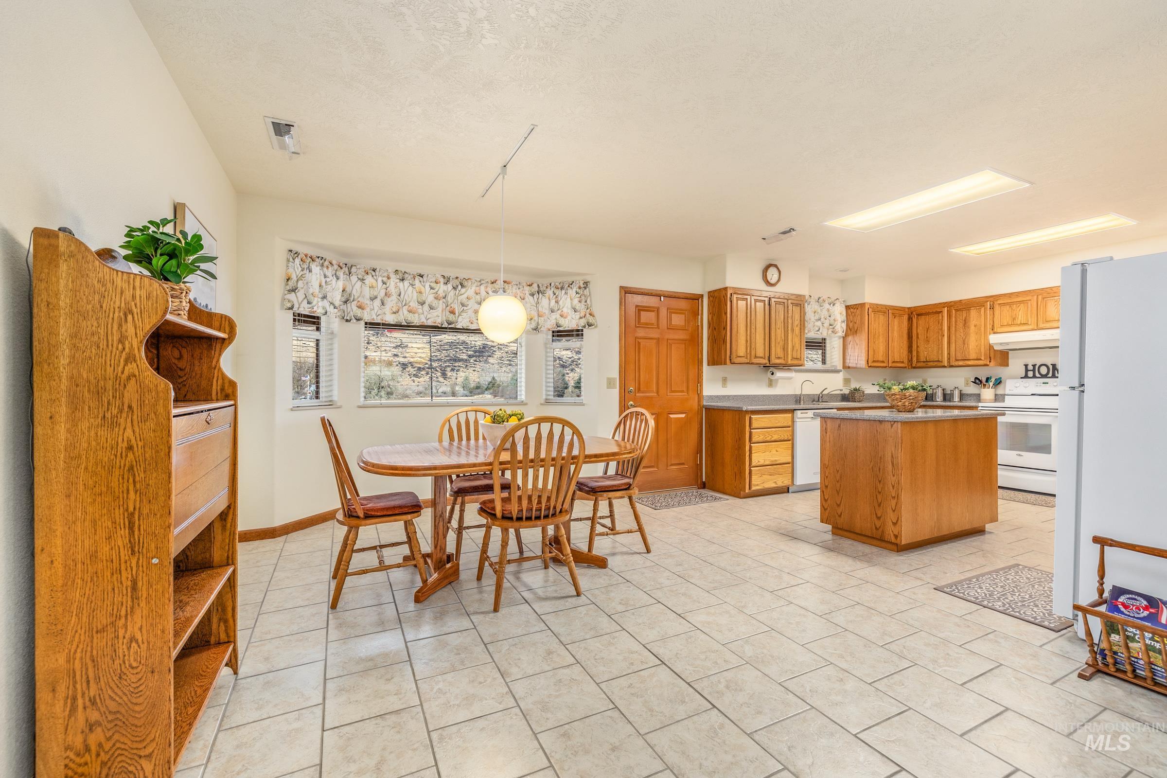 10514 Airpark Loop, Melba, Idaho 83641, 3 Bedrooms, 2 Bathrooms, Residential For Sale, Price $800,000,MLS 98973484