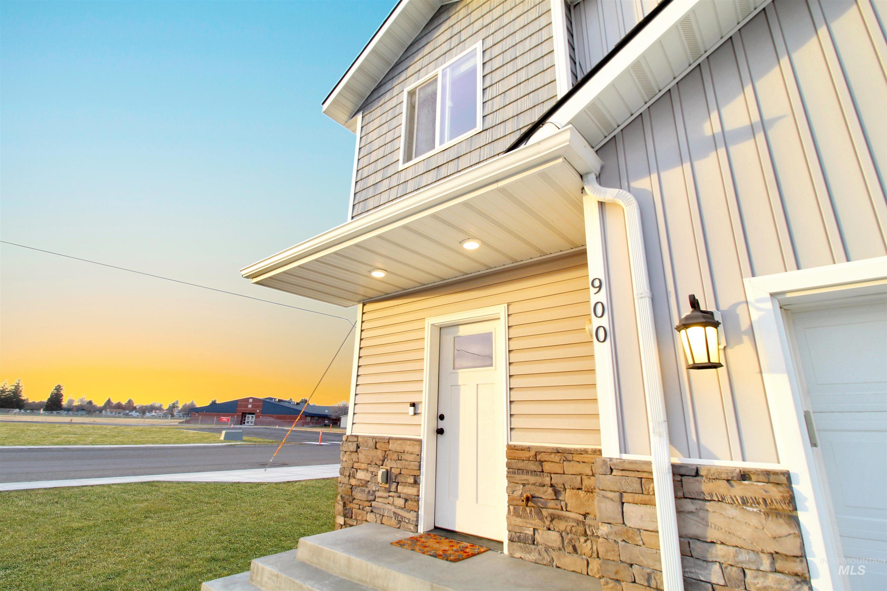 900 E 20th St., Burley, Idaho 88318, 3 Bedrooms, 2.5 Bathrooms, Residential For Sale, Price $309,000,MLS 98973485