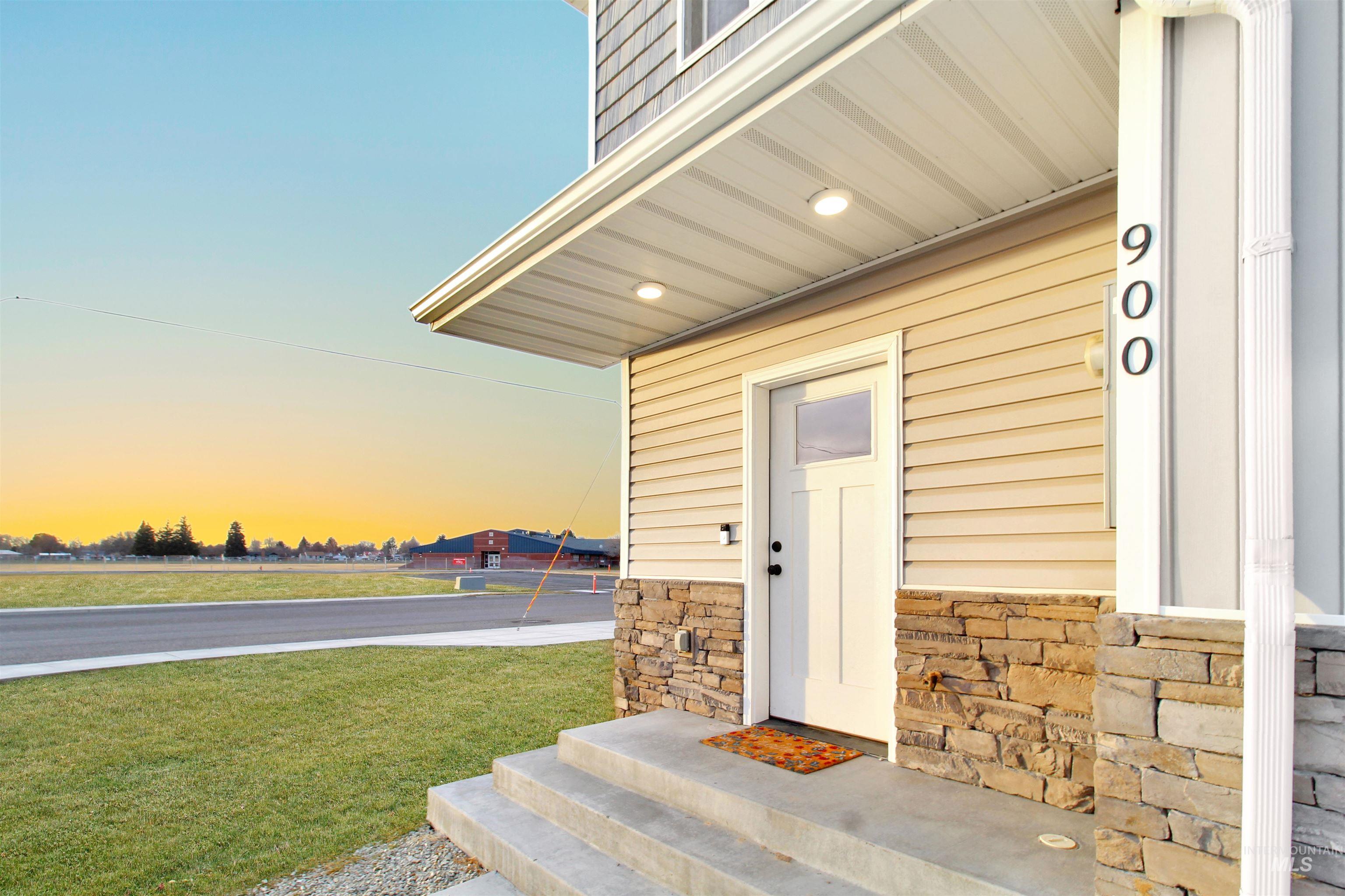 900 E 20th St., Burley, Idaho 88318, 3 Bedrooms, 2.5 Bathrooms, Residential For Sale, Price $309,000,MLS 98973485