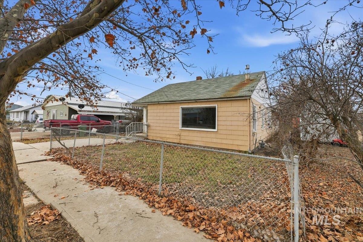 555 15th St., Vale, Oregon 97918-0000, 2 Bedrooms, 2 Bathrooms, Residential For Sale, Price $214,900,MLS 98973504