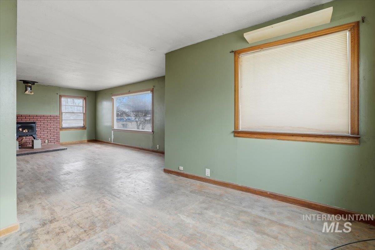 555 15th St., Vale, Oregon 97918-0000, 2 Bedrooms, 2 Bathrooms, Residential For Sale, Price $214,900,MLS 98973504