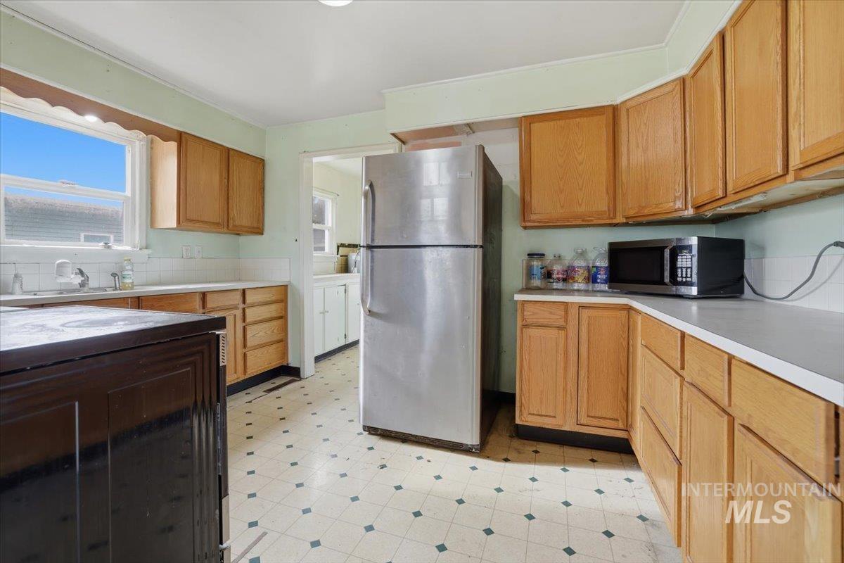 555 15th St., Vale, Oregon 97918-0000, 2 Bedrooms, 2 Bathrooms, Residential For Sale, Price $214,900,MLS 98973504