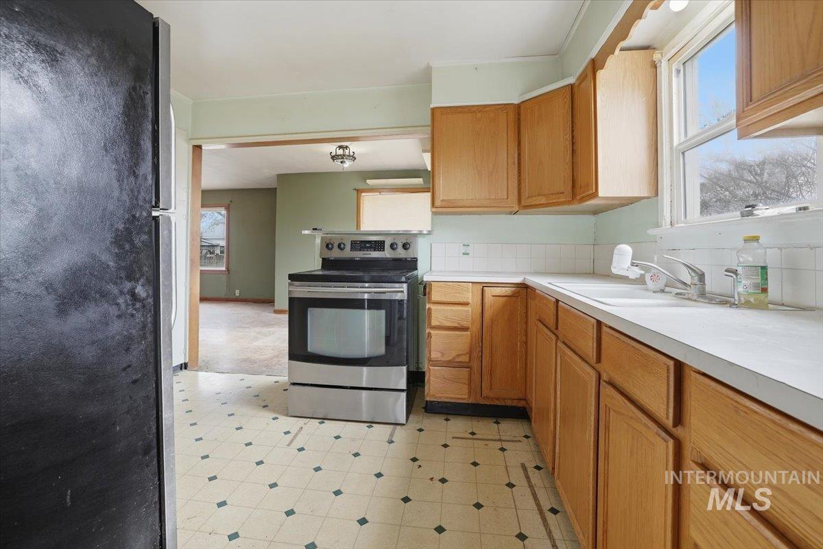 555 15th St., Vale, Oregon 97918-0000, 2 Bedrooms, 2 Bathrooms, Residential For Sale, Price $214,900,MLS 98973504