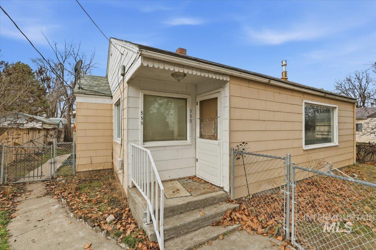 555 15th St., Vale, Oregon 97918-0000, 2 Bedrooms, 2 Bathrooms, Residential For Sale, Price $214,900,MLS 98973504