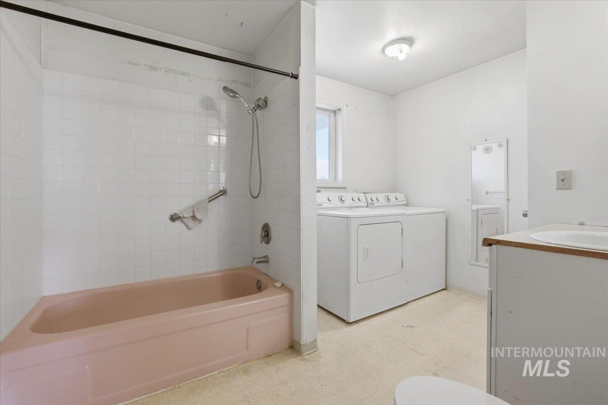 555 15th St., Vale, Oregon 97918-0000, 2 Bedrooms, 2 Bathrooms, Residential For Sale, Price $214,900,MLS 98973504