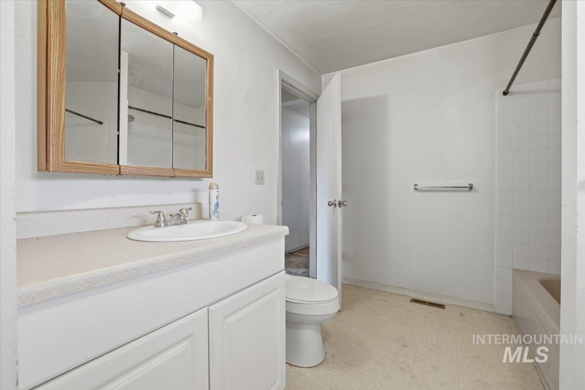 555 15th St., Vale, Oregon 97918-0000, 2 Bedrooms, 2 Bathrooms, Residential For Sale, Price $214,900,MLS 98973504