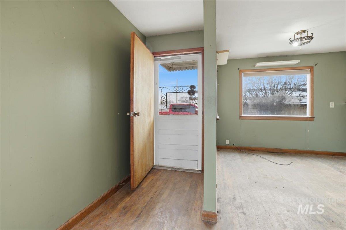 555 15th St., Vale, Oregon 97918-0000, 2 Bedrooms, 2 Bathrooms, Residential For Sale, Price $214,900,MLS 98973504