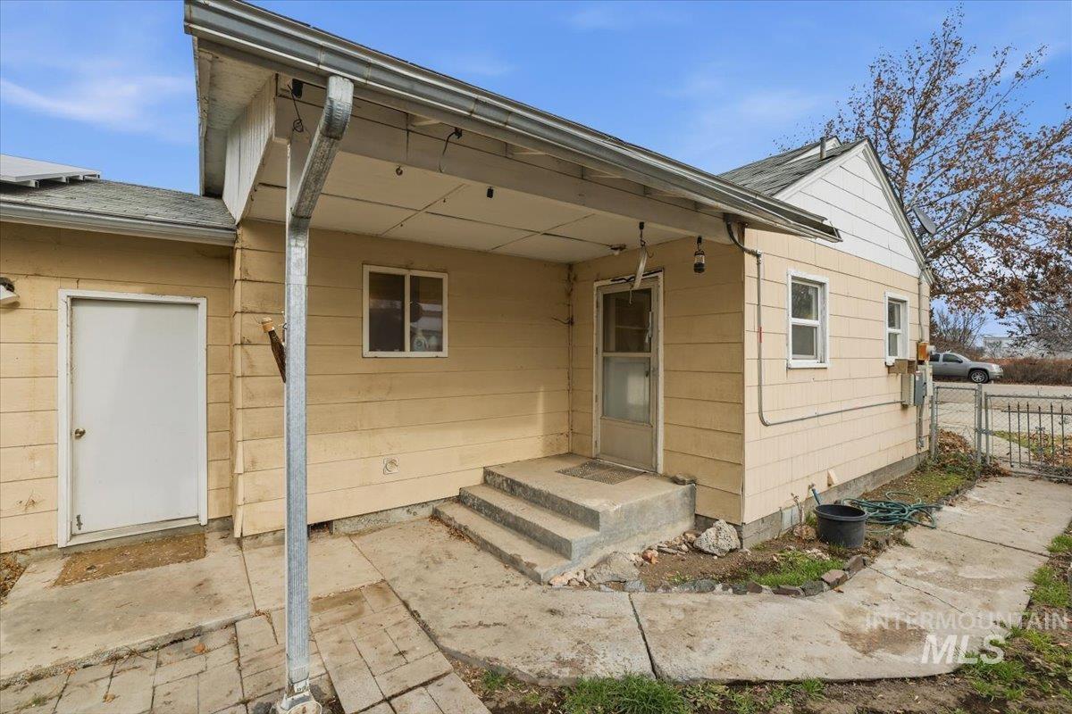 555 15th St., Vale, Oregon 97918-0000, 2 Bedrooms, 2 Bathrooms, Residential For Sale, Price $214,900,MLS 98973504