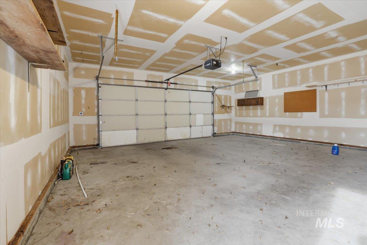 555 15th St., Vale, Oregon 97918-0000, 2 Bedrooms, 2 Bathrooms, Residential For Sale, Price $214,900,MLS 98973504