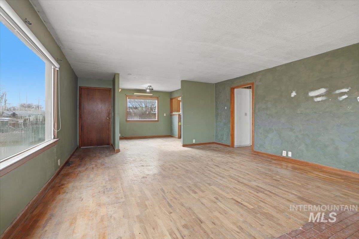 555 15th St., Vale, Oregon 97918-0000, 2 Bedrooms, 2 Bathrooms, Residential For Sale, Price $214,900,MLS 98973504