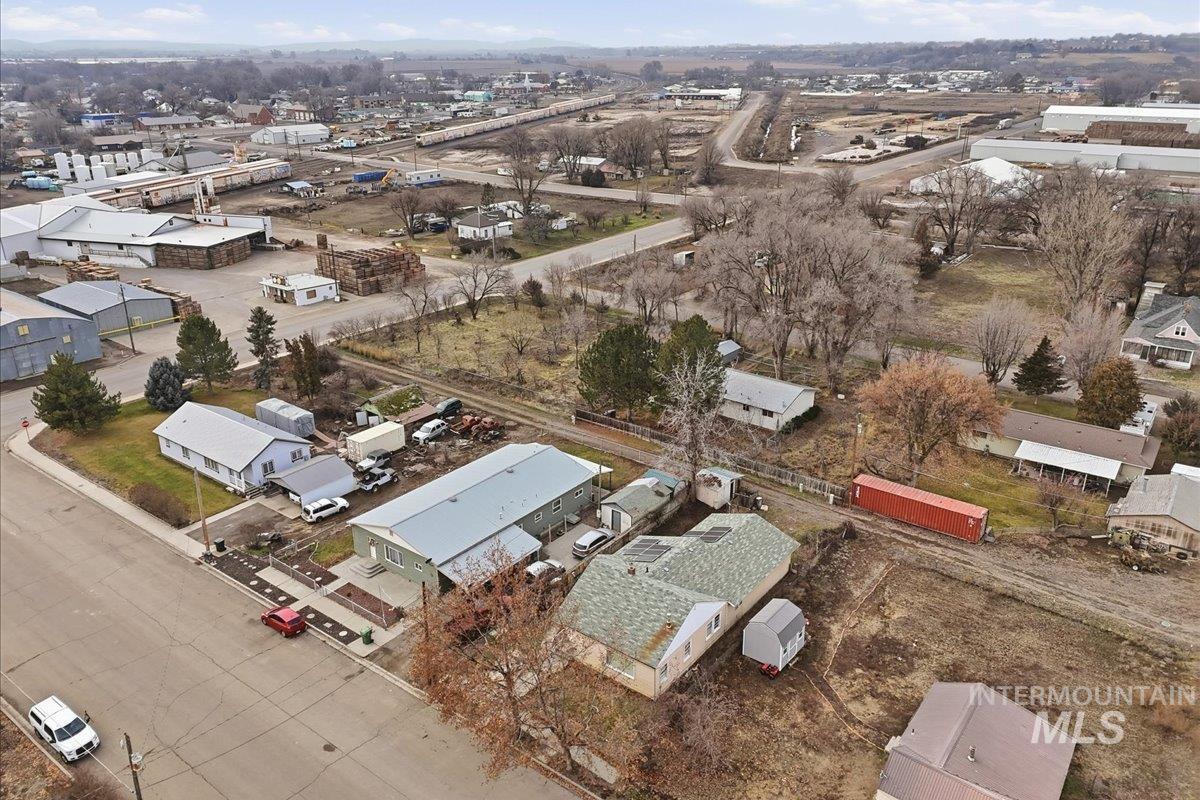 555 15th St., Vale, Oregon 97918-0000, 2 Bedrooms, 2 Bathrooms, Residential For Sale, Price $214,900,MLS 98973504
