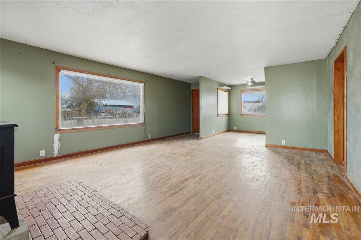 555 15th St., Vale, Oregon 97918-0000, 2 Bedrooms, 2 Bathrooms, Residential For Sale, Price $214,900,MLS 98973504