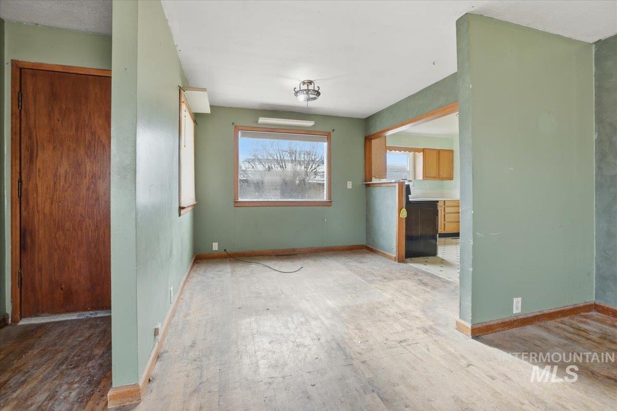 555 15th St., Vale, Oregon 97918-0000, 2 Bedrooms, 2 Bathrooms, Residential For Sale, Price $214,900,MLS 98973504