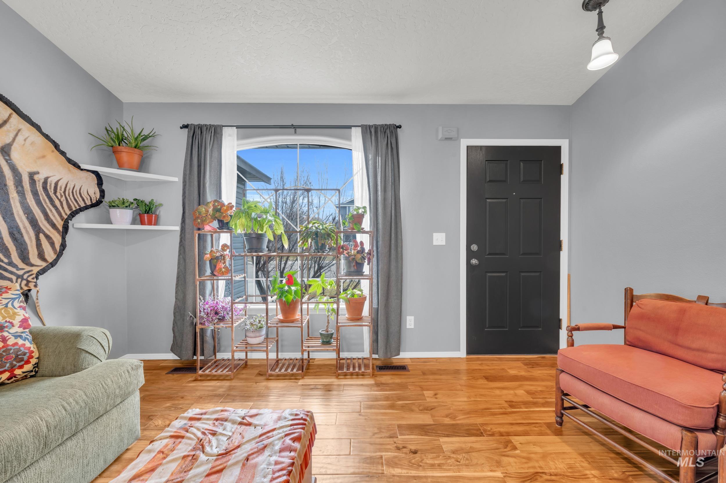 933 N Sluice Way, Kuna, Idaho 83634, 3 Bedrooms, 2 Bathrooms, Residential For Sale, Price $339,900,MLS 98973523