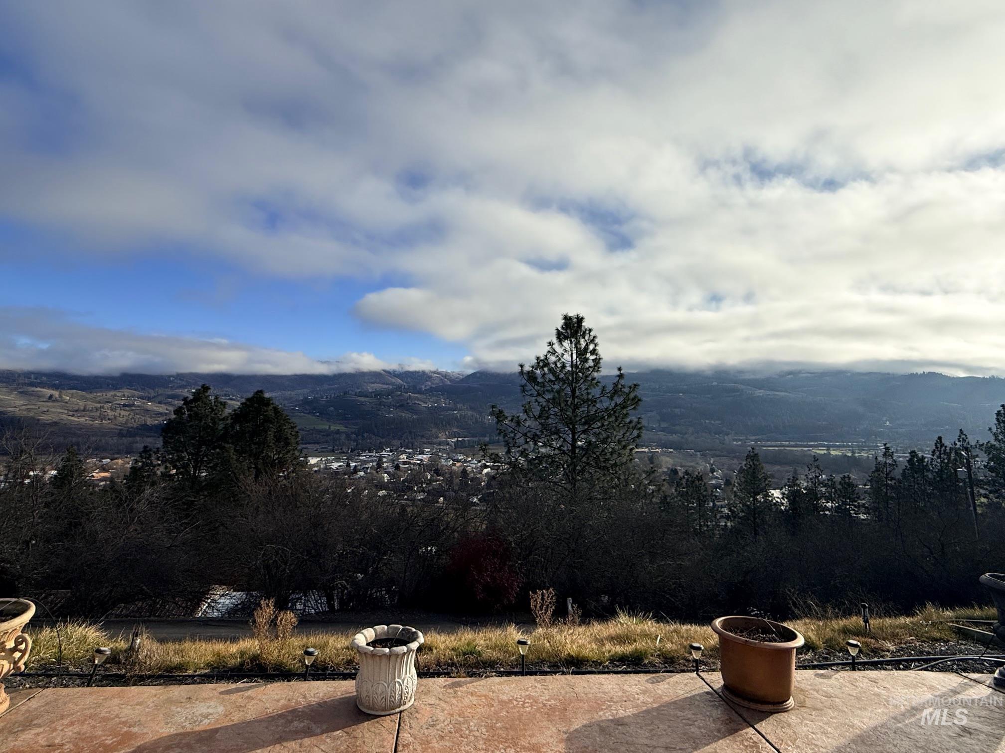 811 Crest Dr, Kamiah, Idaho 83536, 3 Bedrooms, 2.5 Bathrooms, Residential For Sale, Price $760,000, 98973580