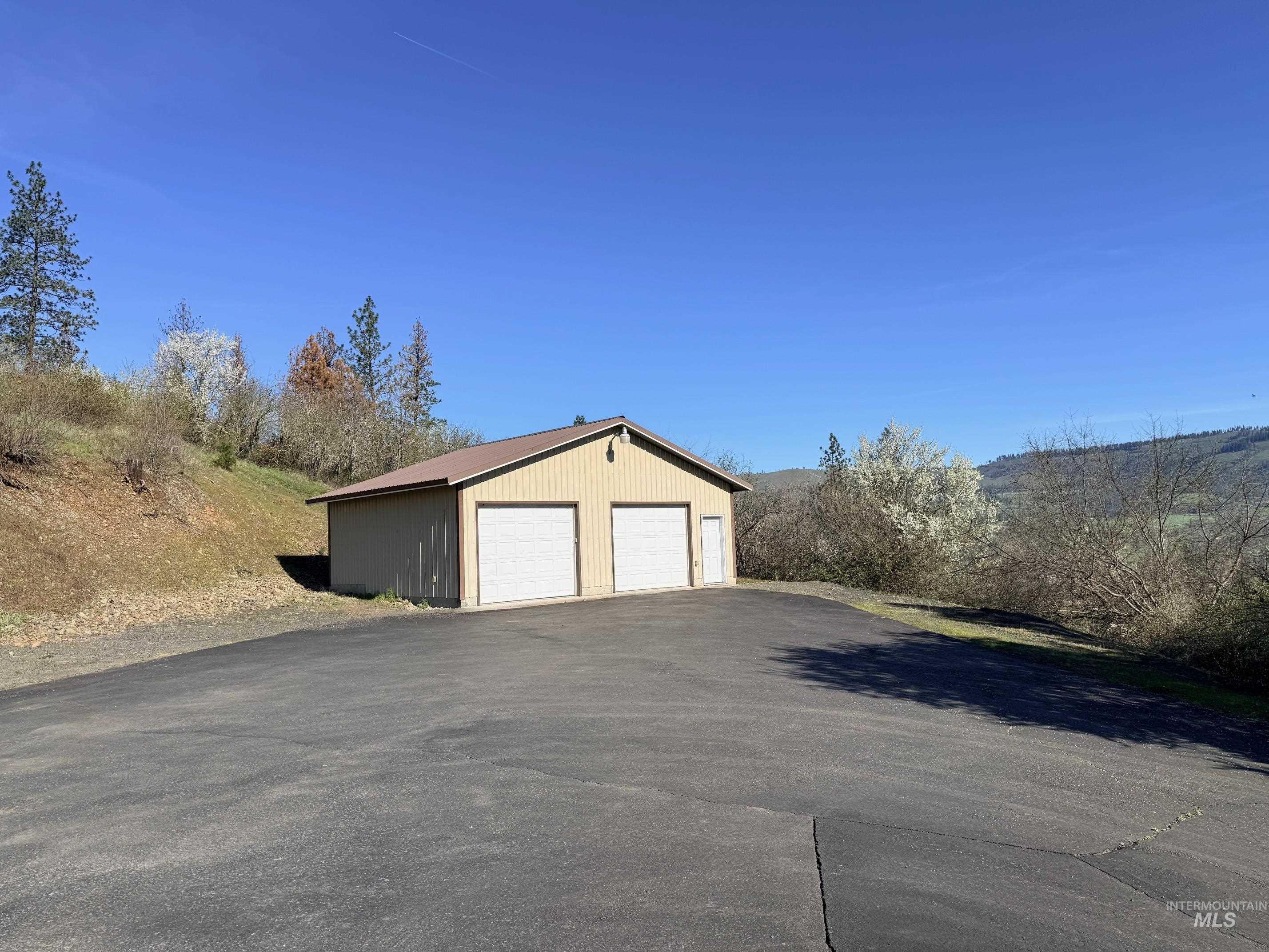 811 Crest Dr, Kamiah, Idaho 83536, 3 Bedrooms, 2.5 Bathrooms, Residential For Sale, Price $760,000,MLS 98973580