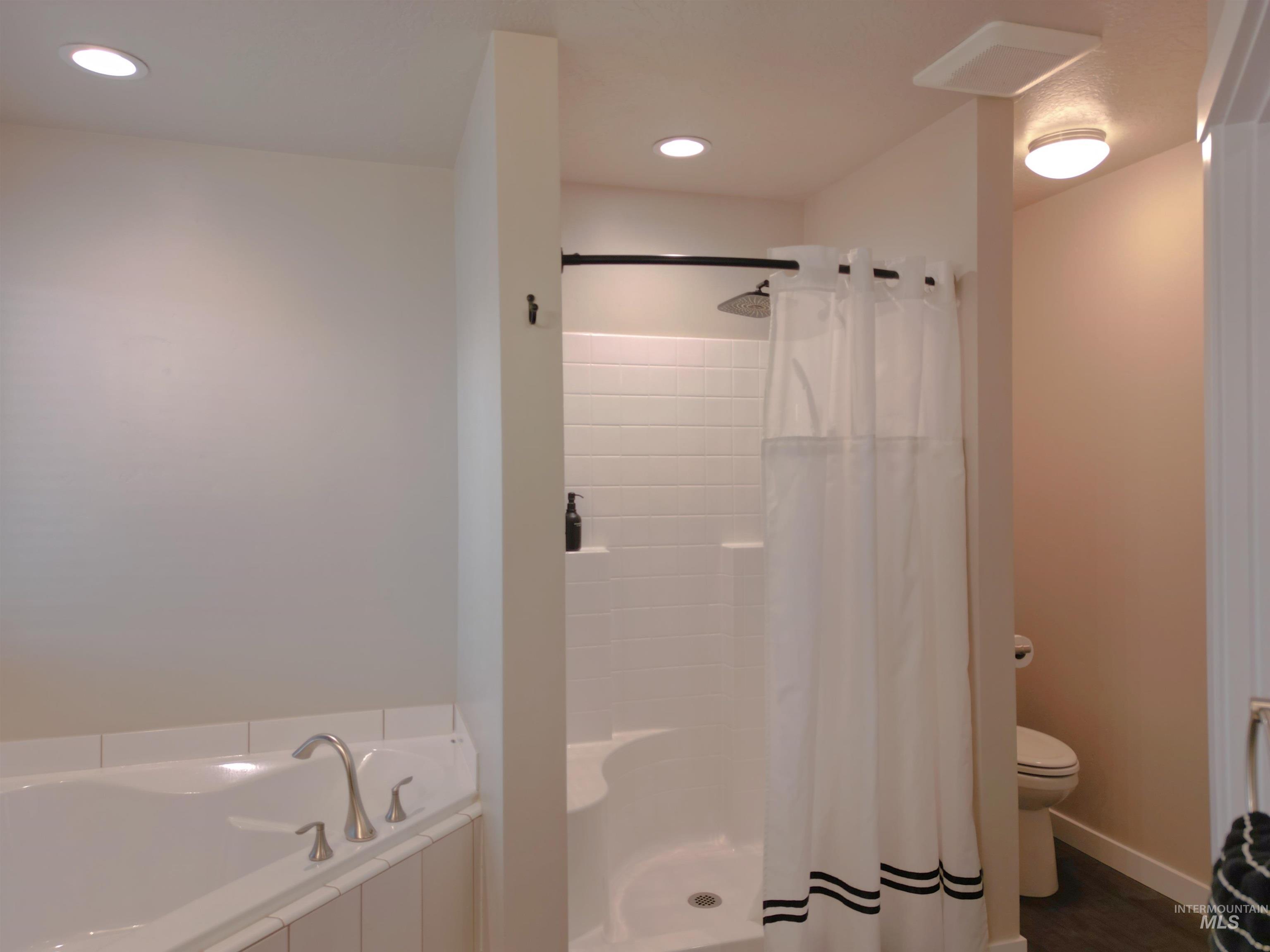 33 Wapiti Ct, Garden Valley, Idaho 83622, 3 Bedrooms, 2 Bathrooms, Residential For Sale, Price $615,000,MLS 98973582