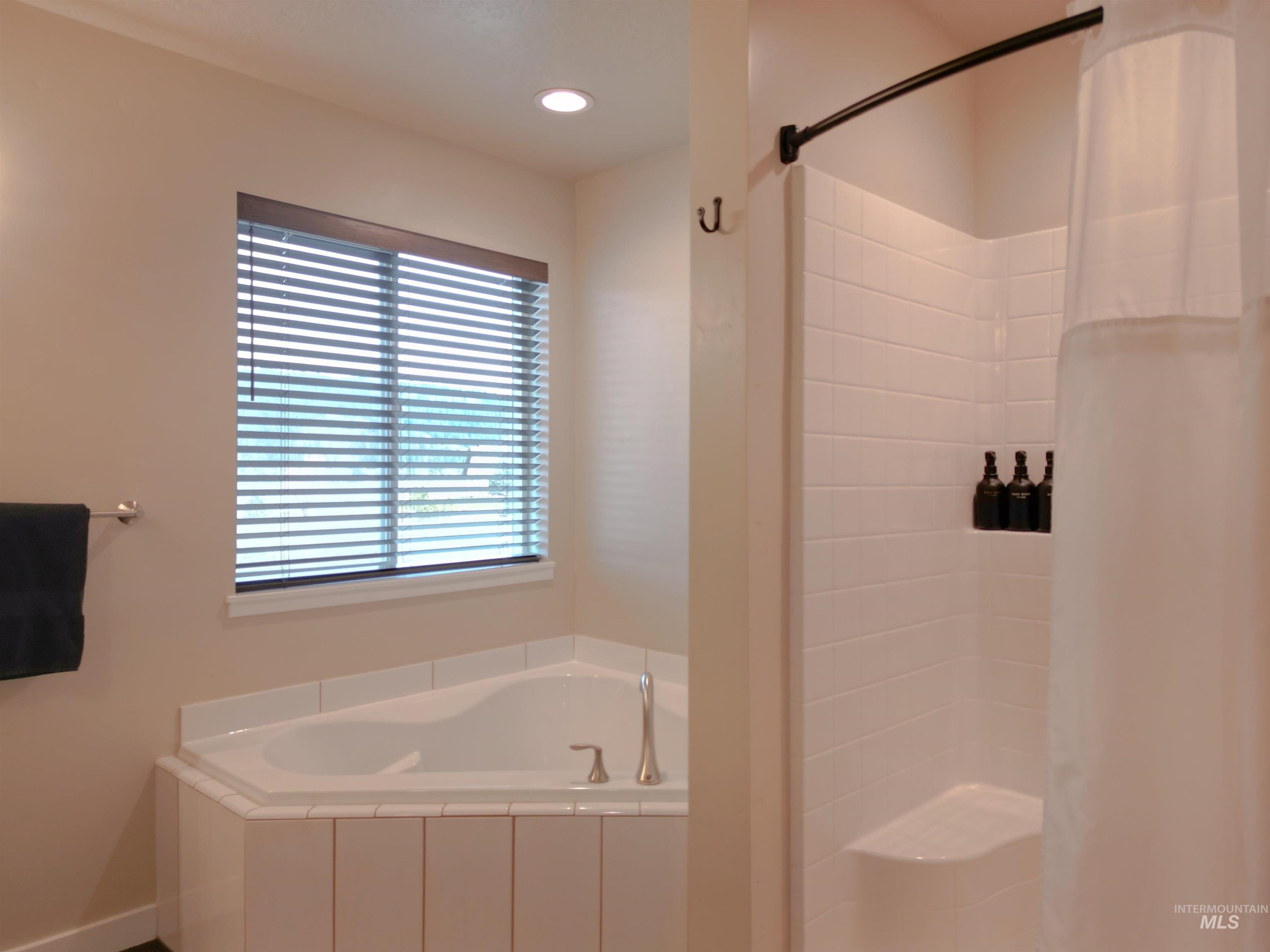 33 Wapiti Ct, Garden Valley, Idaho 83622, 3 Bedrooms, 2 Bathrooms, Residential For Sale, Price $615,000,MLS 98973582